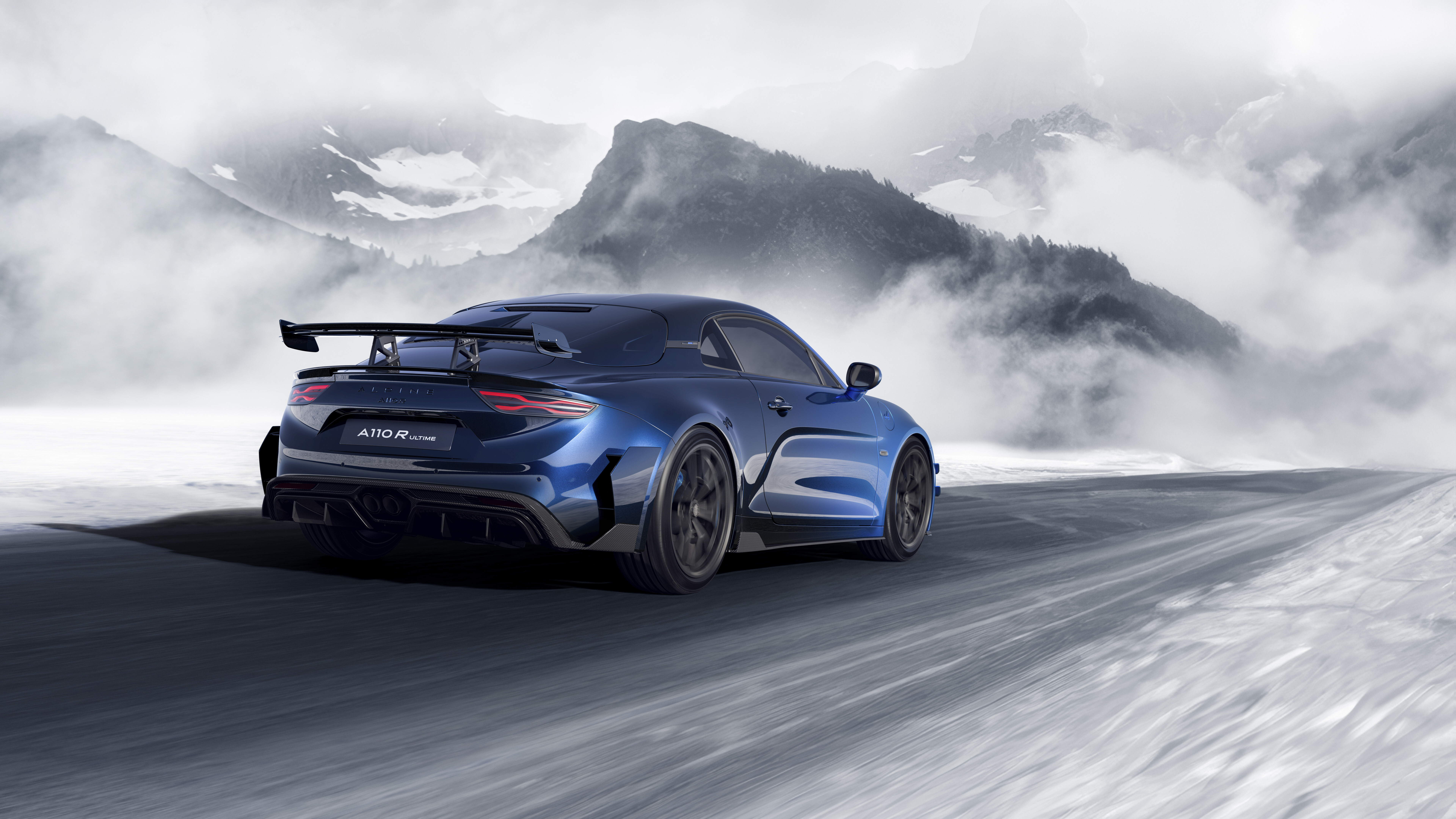 Подробный обзор спортивного автомобиля Alpine A110 R Ultime, демонстрирующий его аэродинамичный кузов и высококачественную отделку.