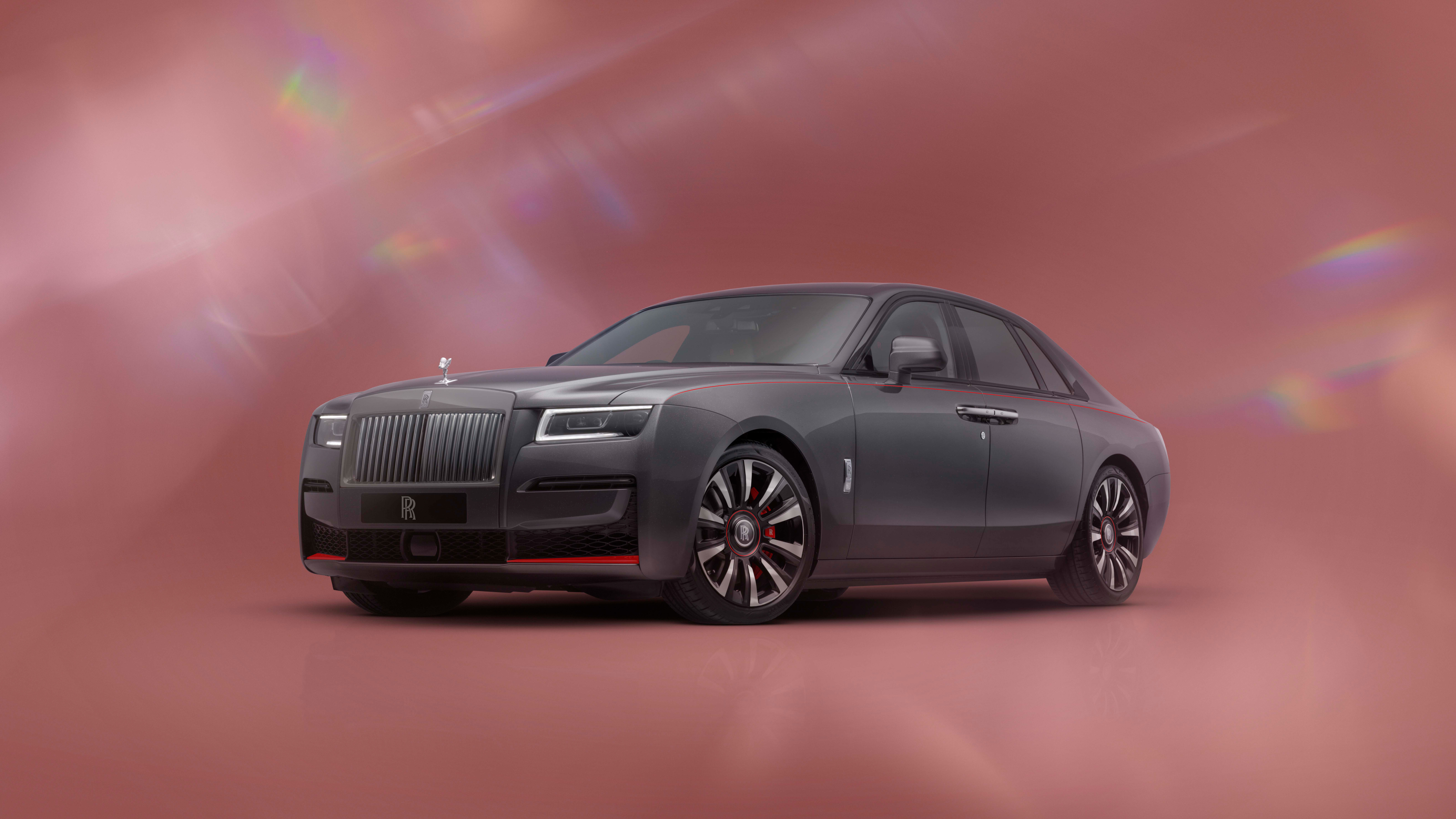 Роскошный и элегантный Rolls-Royce Ghost, демонстрирующий передовые достижения автомобильного дизайна.