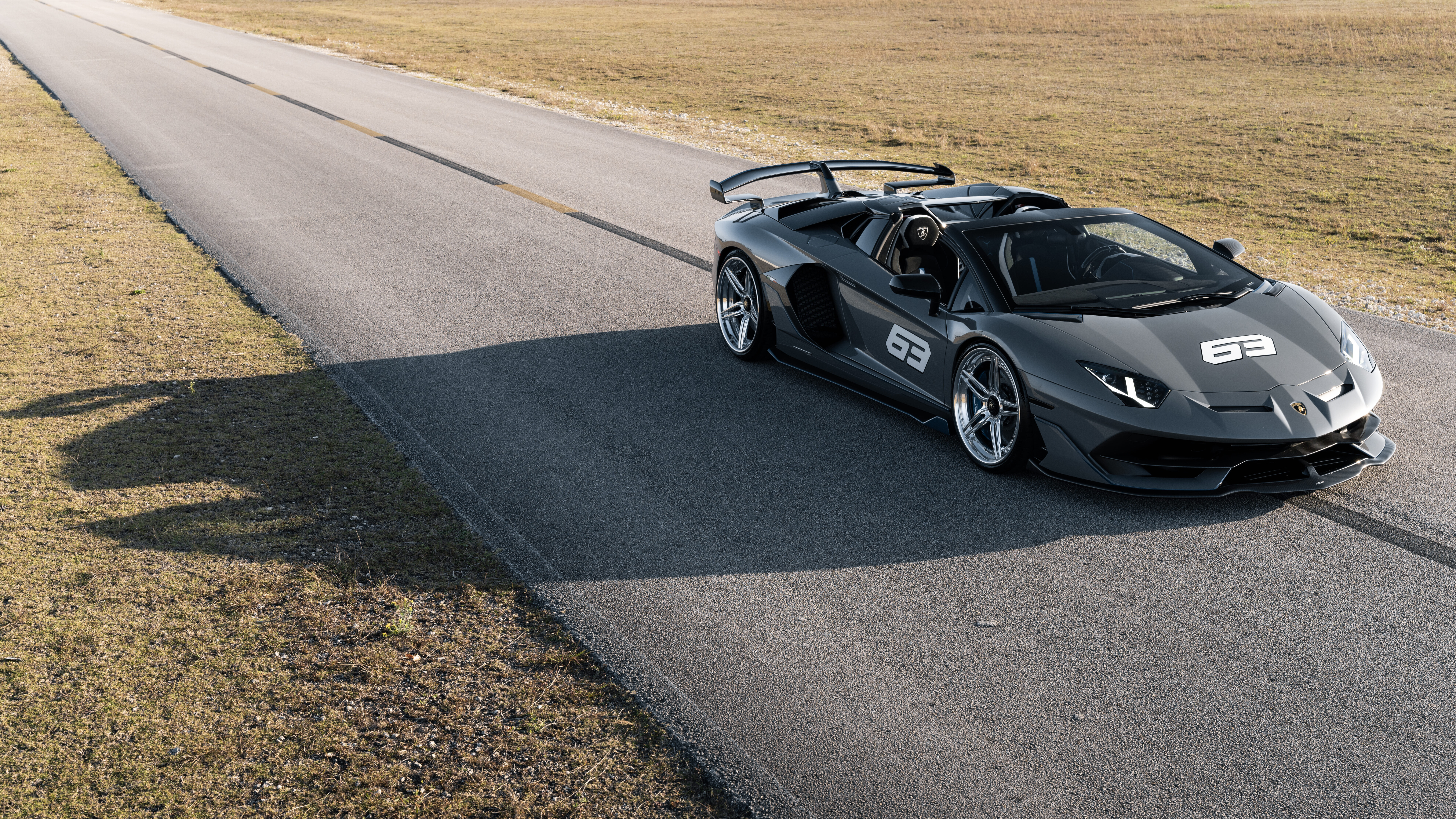 Изображение в высоком разрешении суперкара Lamborghini Huracan, демонстрирующее его аэродинамичный дизайн и обтекаемый кузов.