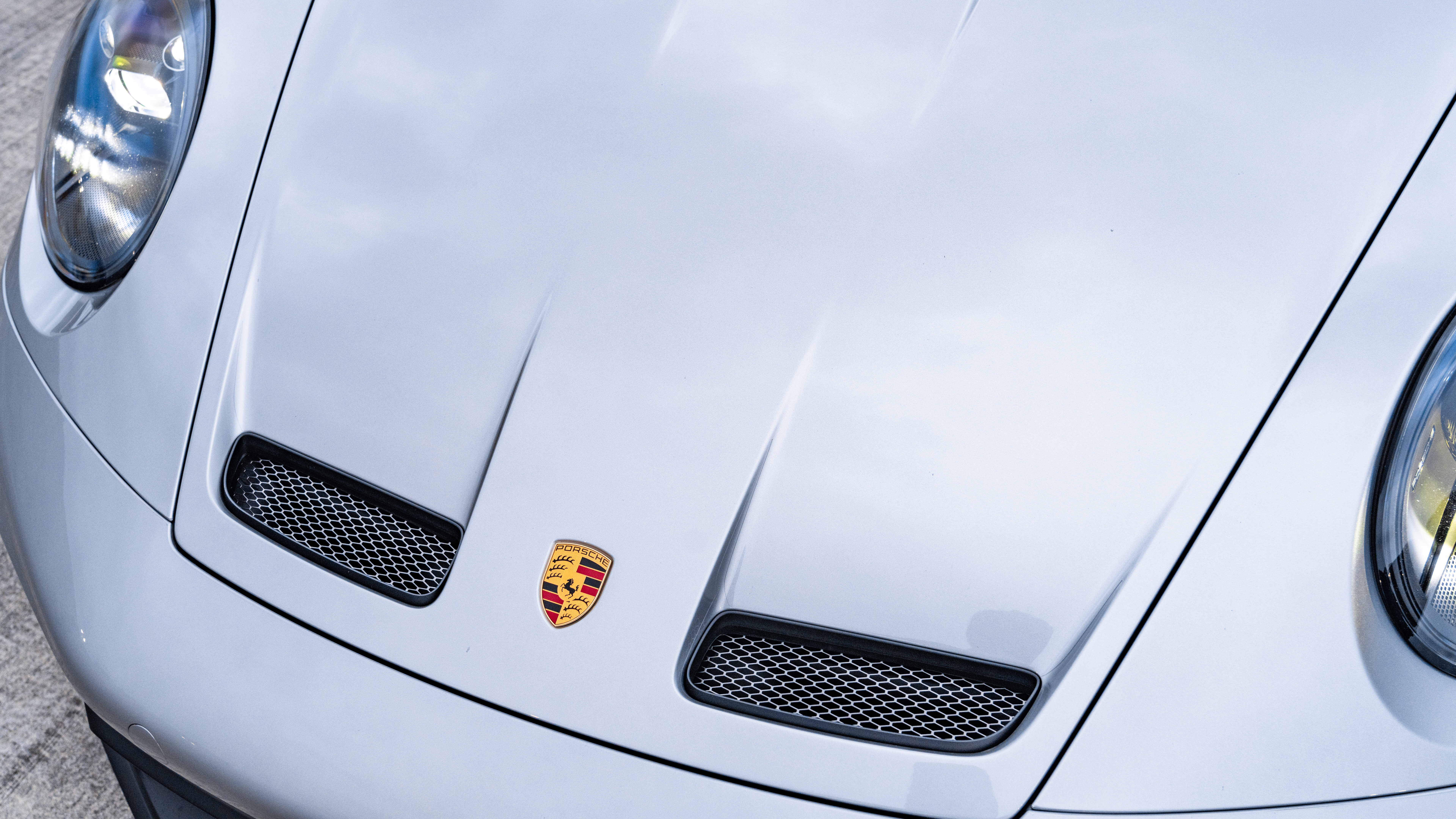 Высокопроизводительный спортивный автомобиль Porsche GT3 RS, демонстрирующий свой элегантный аэродинамический дизайн.