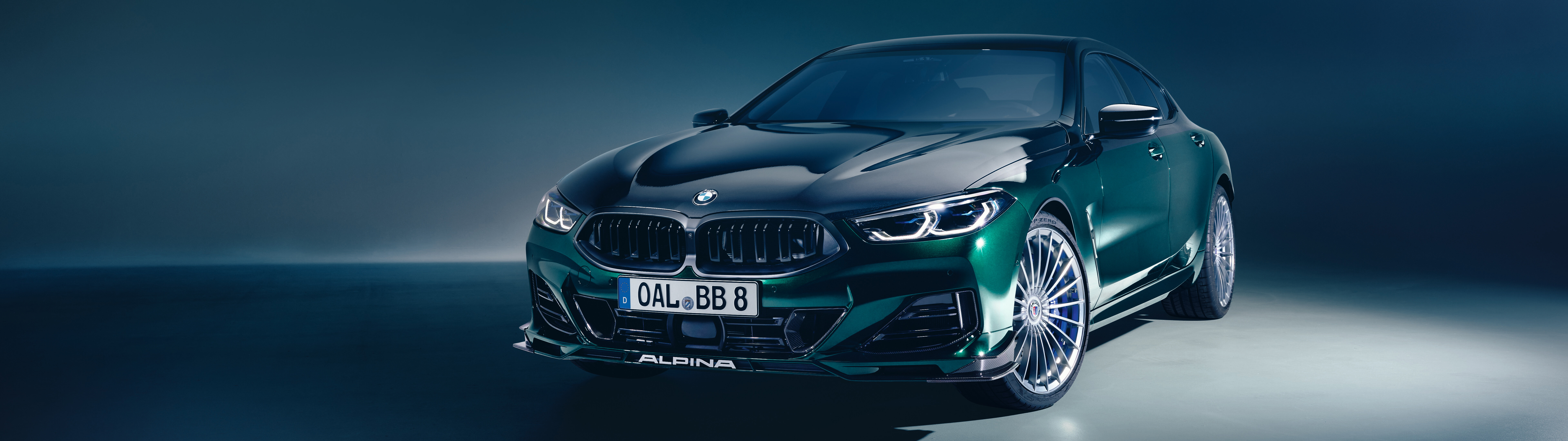 Элегантный и мощный роскошный спортивный автомобиль BMW Alpina B8 представлен в профессиональной автомобильной студии.
