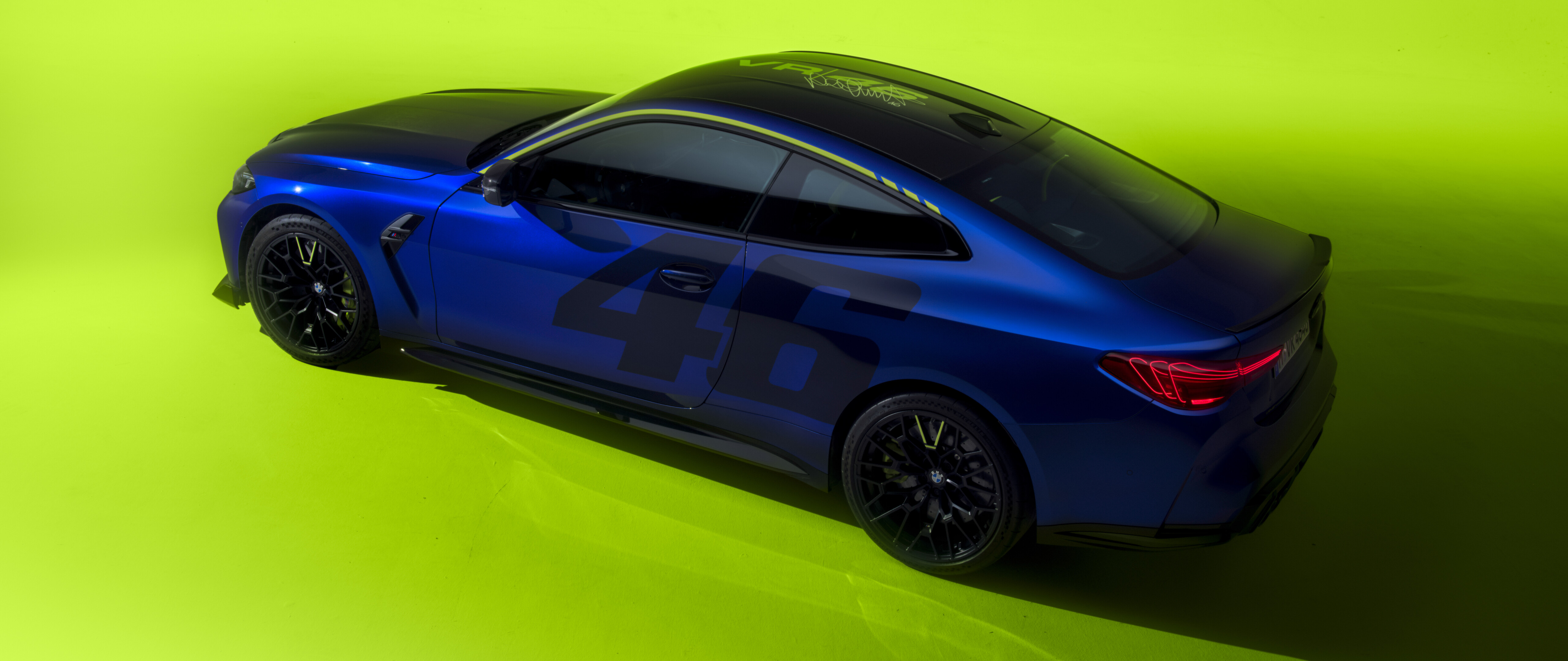 Элегантный BMW M4 CS Edition, выполненный в яркой жёлто-чёрной цветовой схеме VR46, отсылающей к гоночной команде Валентино Росси, с соответствующими наклейками.