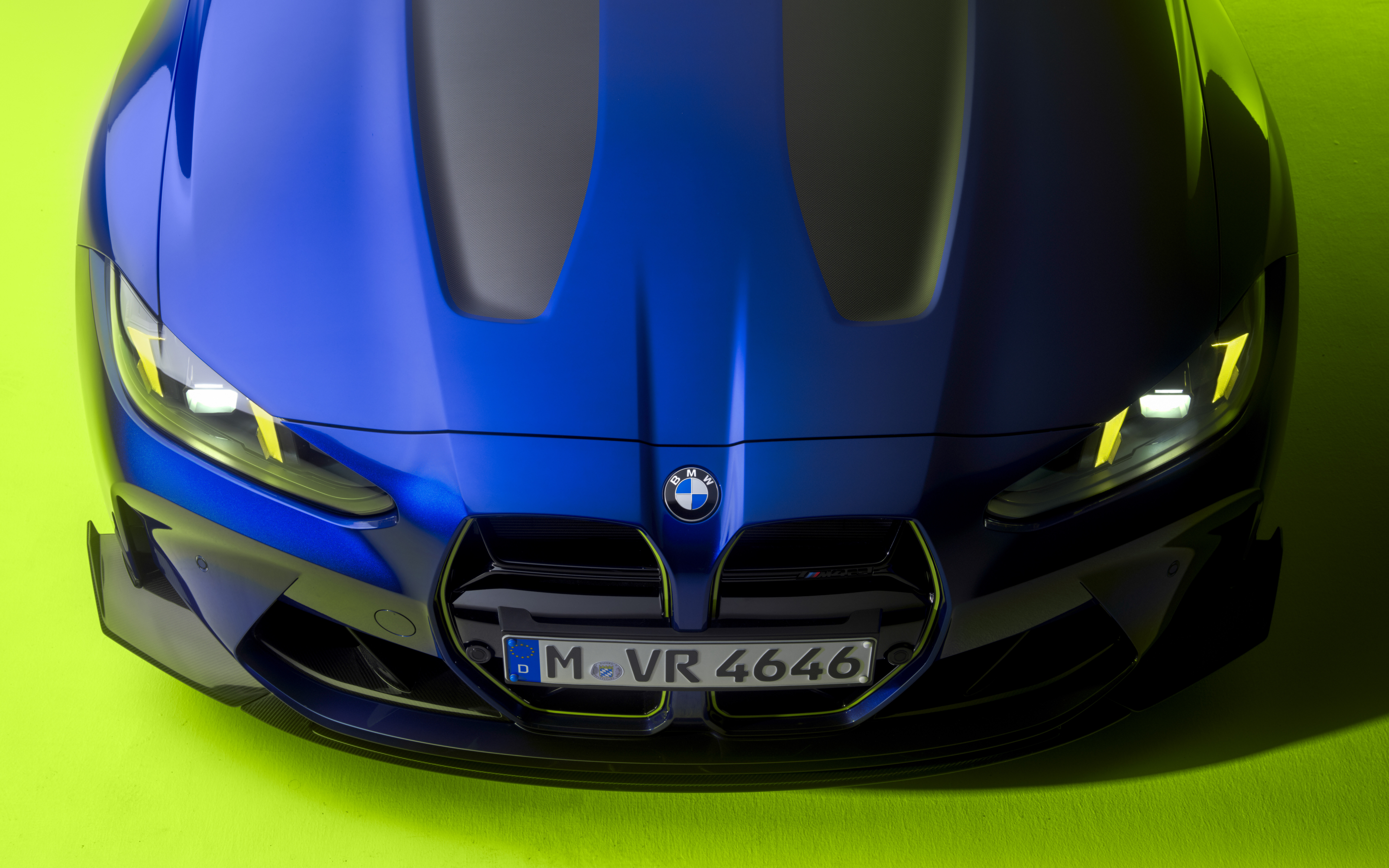 BMW M4 CS Edition в культовой жёлто-синей ливрее VR46, созданной в честь легенды MotoGP Валентино Росси.