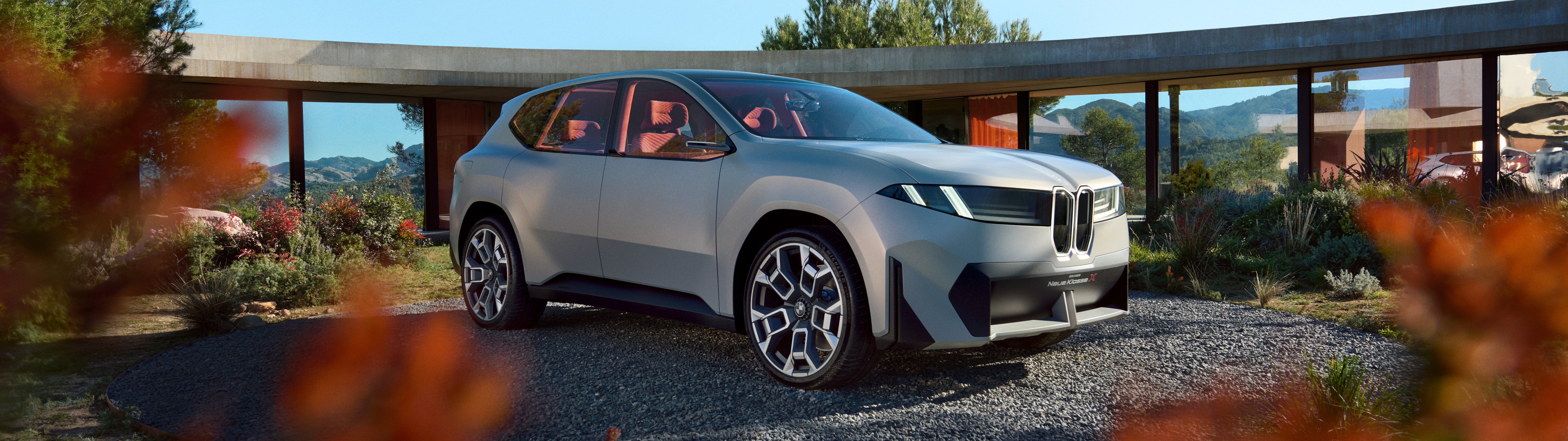 Футуристичный концепт-кар BMW Vision Neue Klasse X — электрический автомобиль с современным аэродинамичным дизайном.