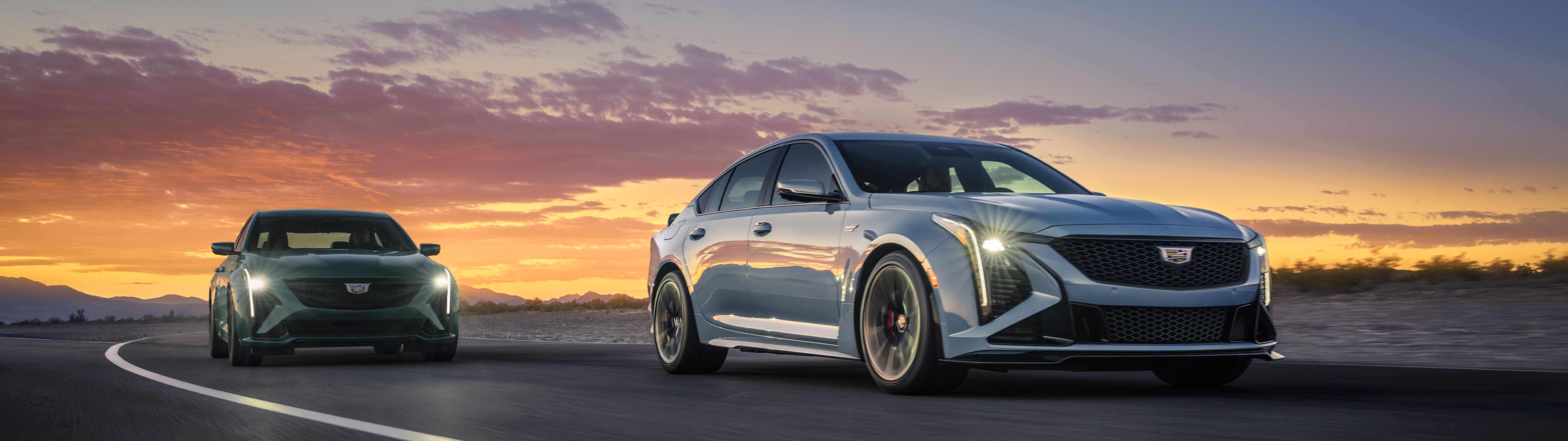 Изящный и мощный седан Cadillac CT5-V Blackwing, представленный на фотографиях с высокой степенью детализации.