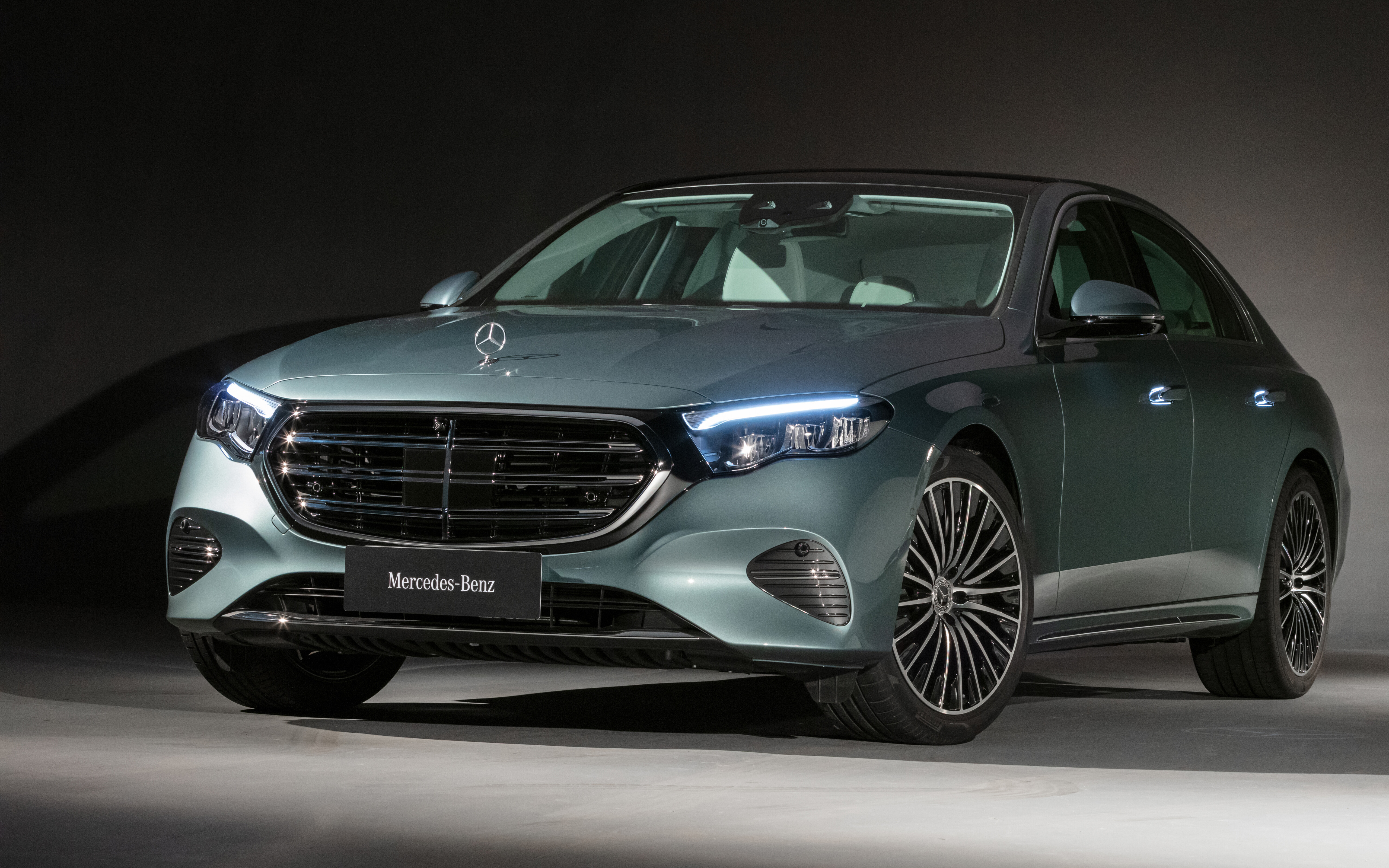 Изображение роскошного седана Mercedes-Benz E-Class в высоком разрешении.