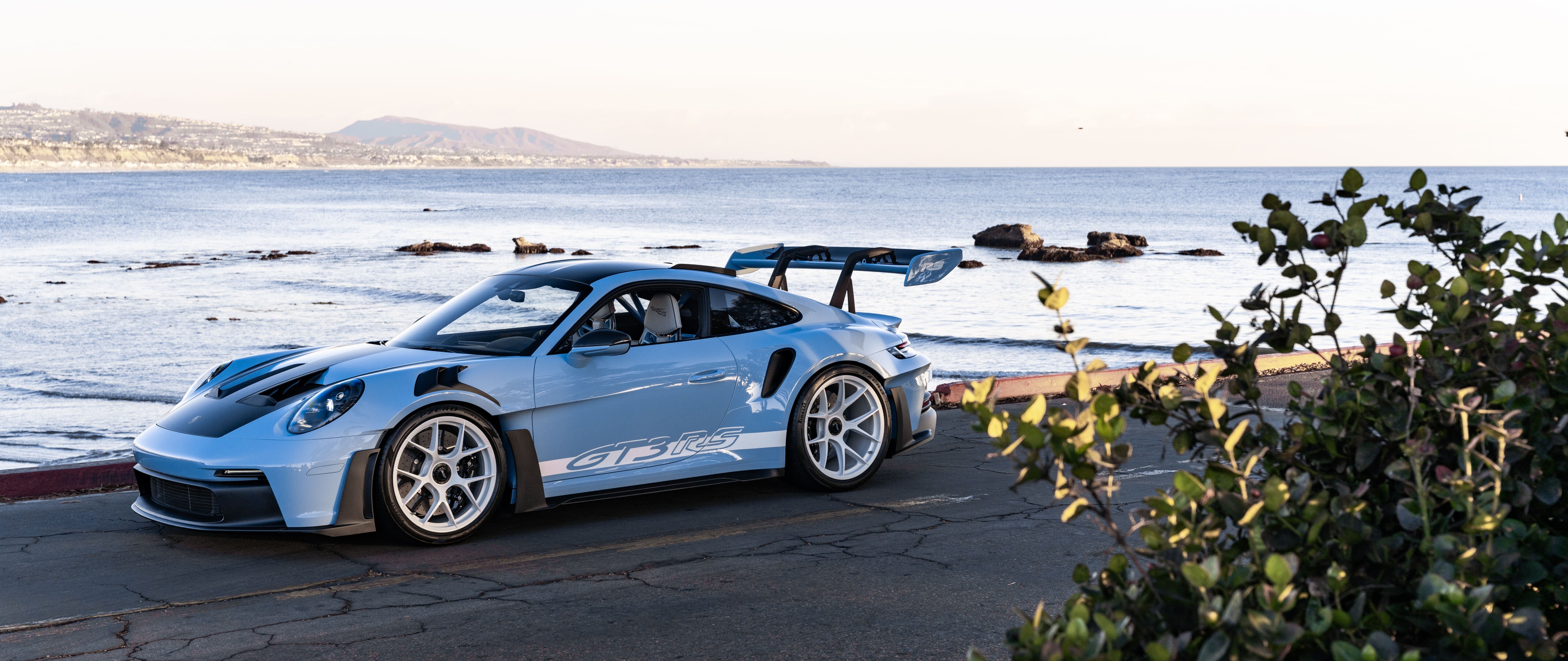 Высокопроизводительный спортивный автомобиль Porsche с элегантным, аэродинамичным дизайном.