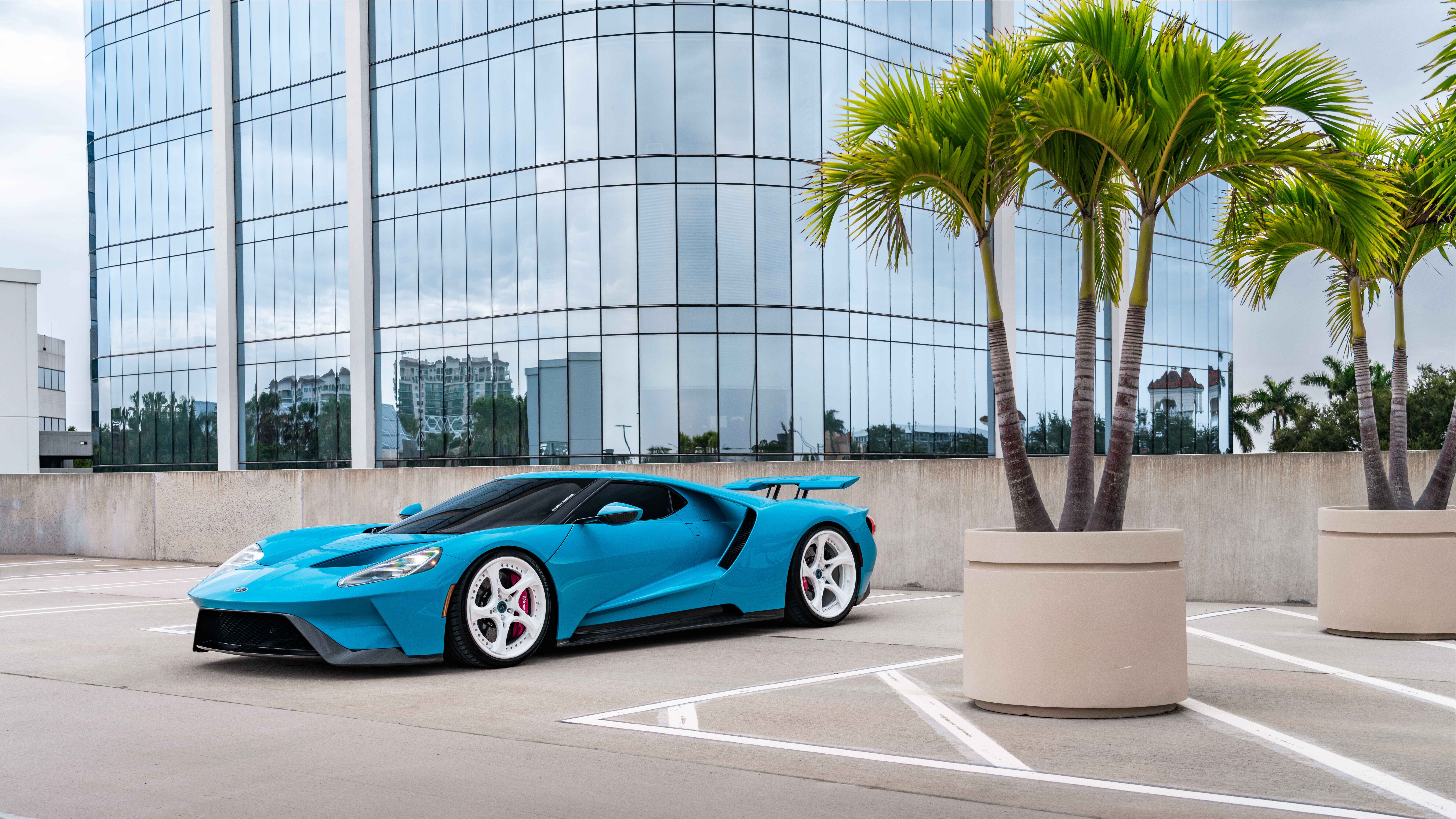 Элегантный и мощный суперкар Ford GT, отличающийся своим фирменным аэродинамичным кузовом и высокопроизводительной конструкцией.