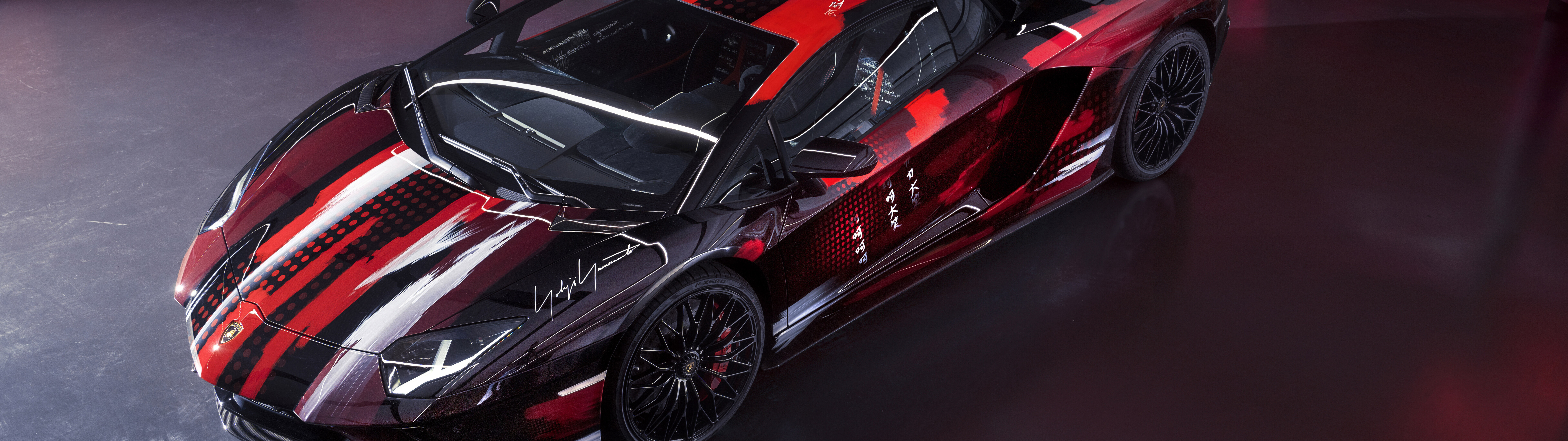 Элегантный и мощный суперкар Lamborghini Aventador S, демонстрирующий свой аэродинамичный дизайн.