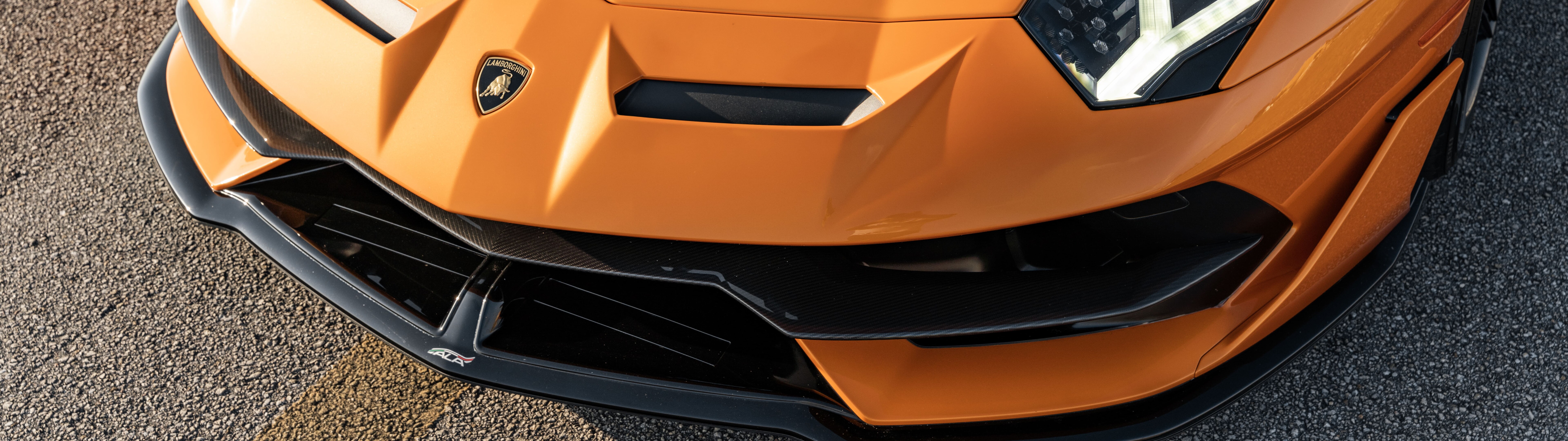 Элегантный и мощный суперкар Lamborghini Aventador SVJ с агрессивным аэродинамическим дизайном.