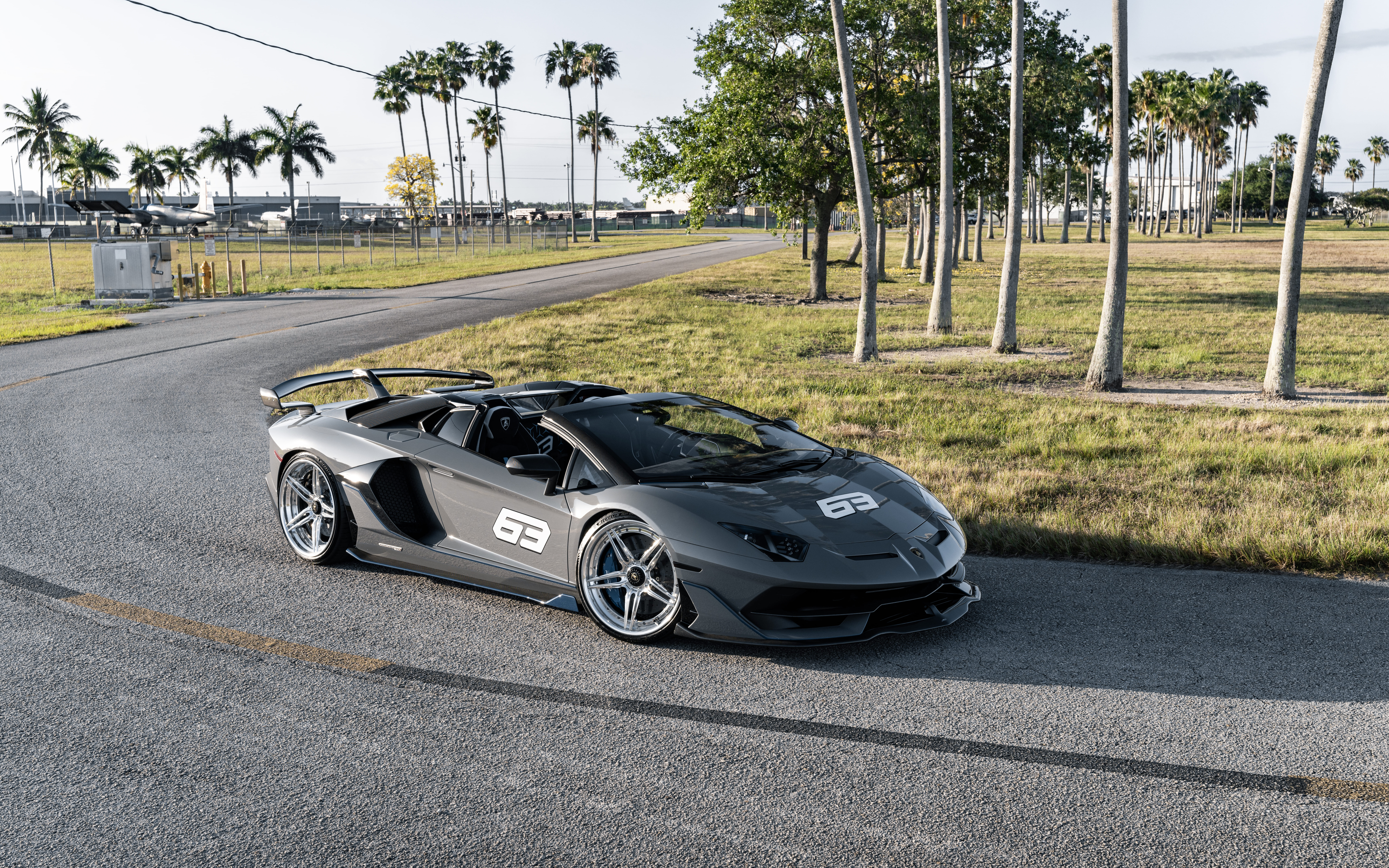 Элегантный и мощный суперкар Lamborghini Huracan, демонстрирующий свой аэродинамичный дизайн и агрессивный внешний вид передней части.