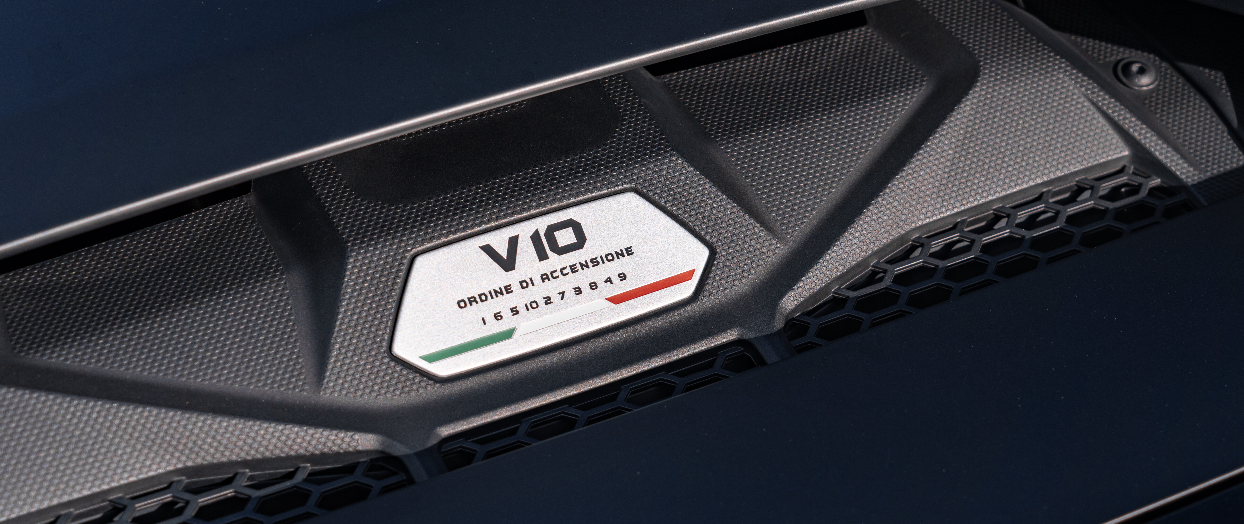 На фотографии представлен элегантный суперкар Lamborghini Huracán, выполненный с высокой степенью детализации, демонстрирующий его аэродинамичный дизайн и агрессивный стиль.