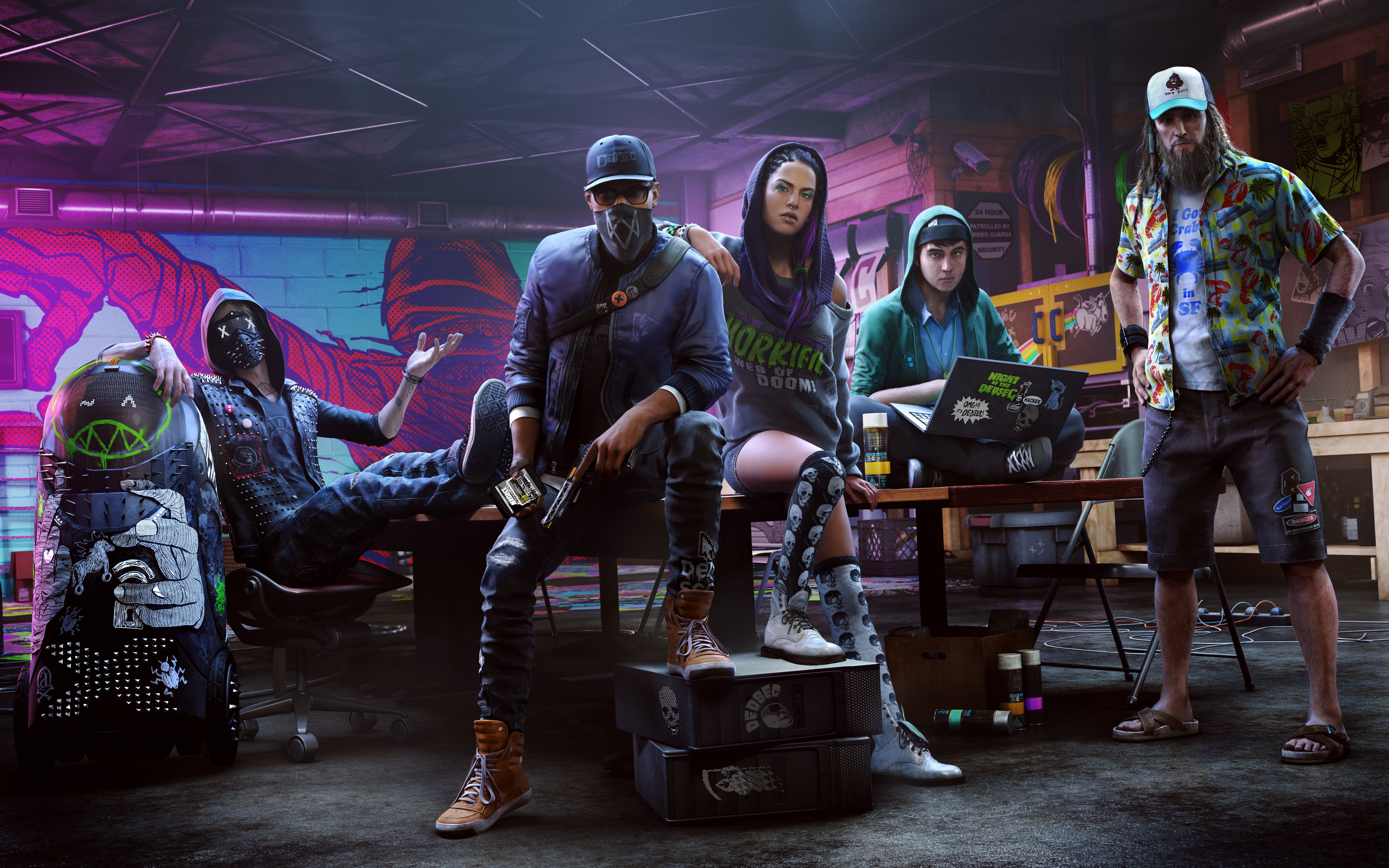 Маркус Холлоуэй из игры Watch Dogs 2 стоит в окружении технологичного городского пейзажа, где присутствуют элементы цифрового взлома.