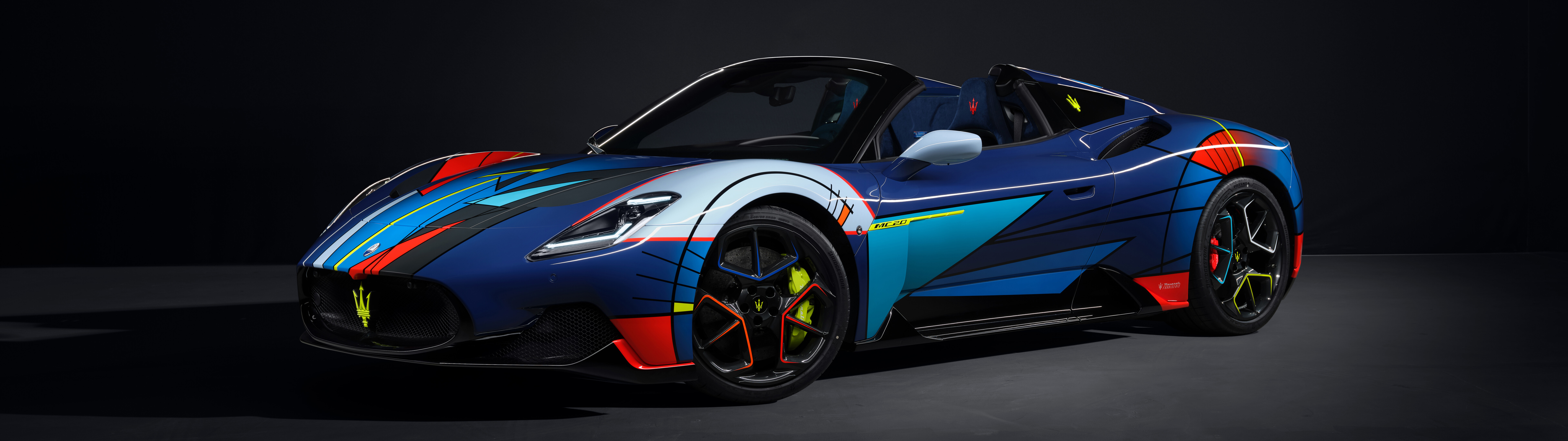 Высокопроизводительный суперкар Maserati MC20, отличающийся изящным аэродинамичным дизайном и элегантным итальянским стилем.