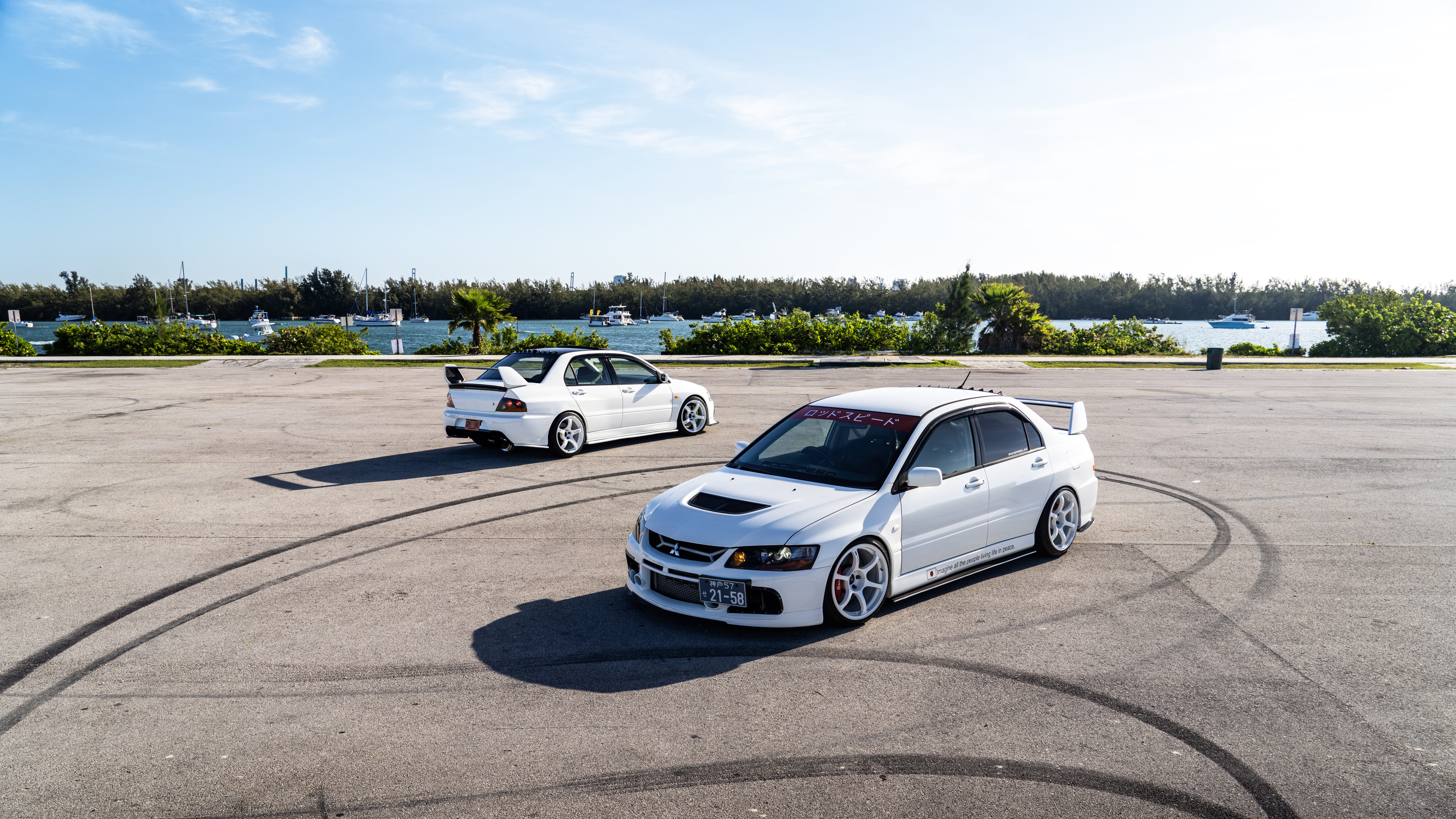 Подробный вид спортивного седана Mitsubishi Lancer Evolution IX, демонстрирующий его аэродинамичный дизайн.