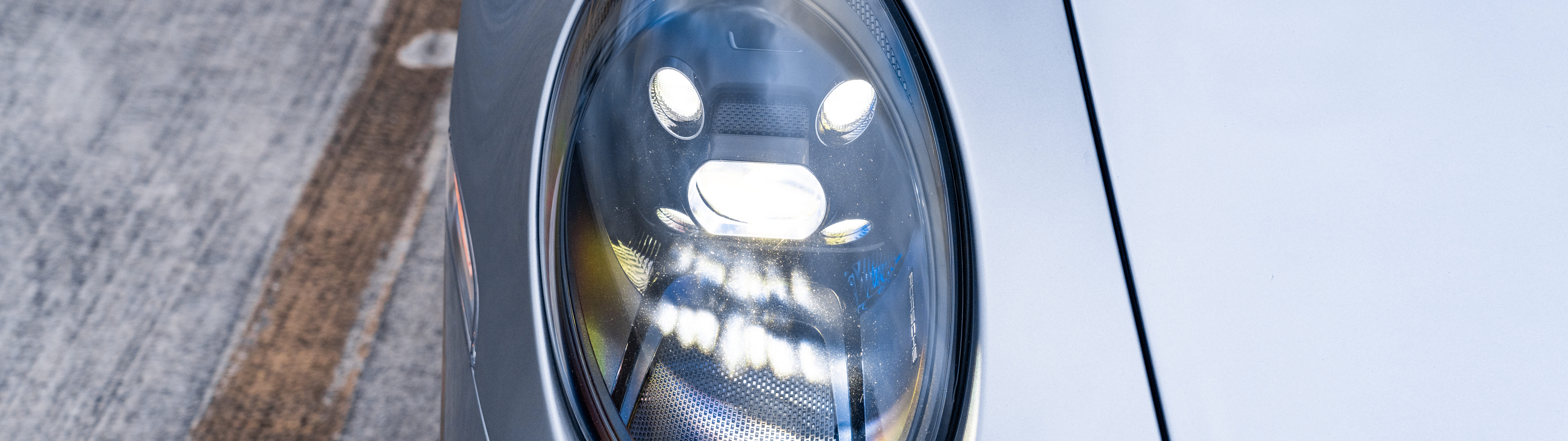 Высокопроизводительный спортивный автомобиль Porsche GT3 RS с агрессивным аэродинамическим кузовом и культовым дизайном, вдохновлённым гоночными автомобилями.