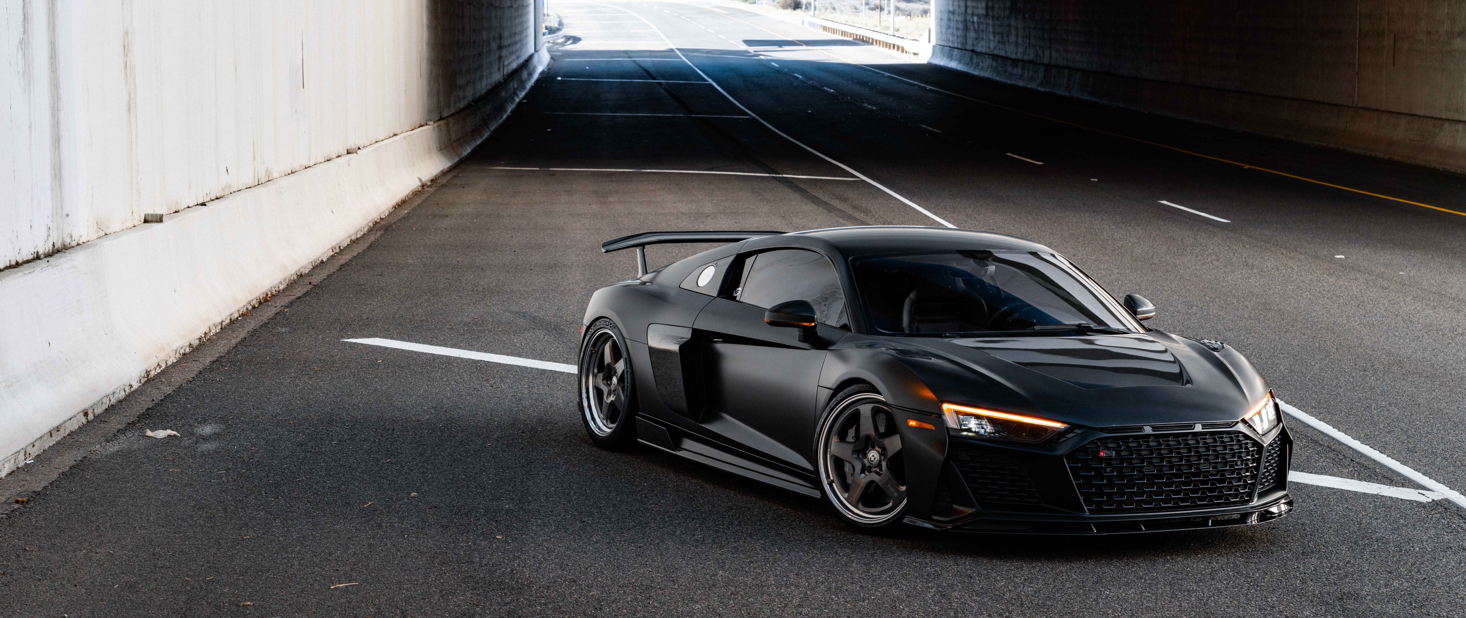 Крупный план элегантного и современного автомобиля Audi представительского класса с отполированным кузовом.