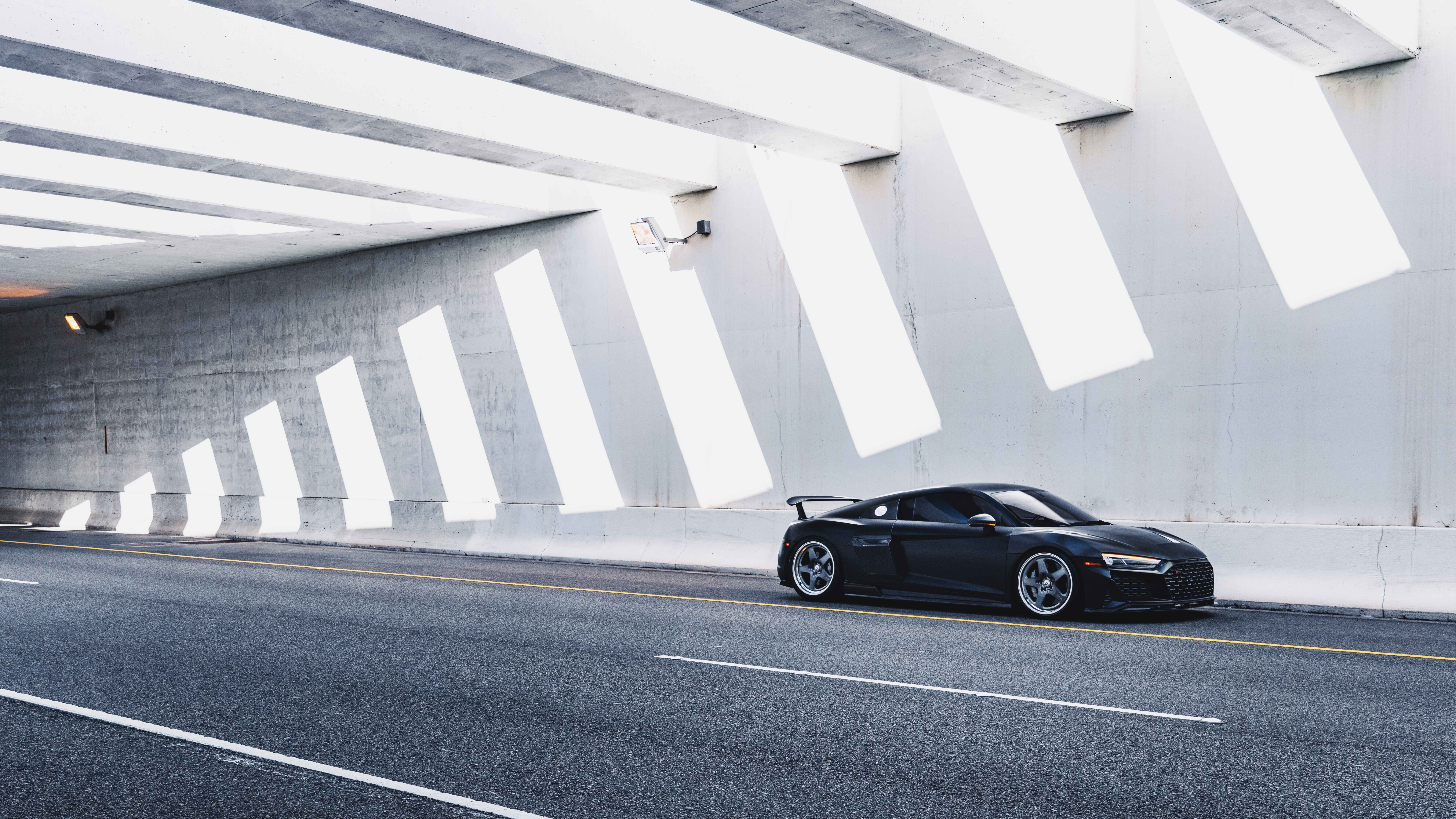 Крупный план элегантного современного автомобиля Audi, демонстрирующий его изящные линии и безупречную отделку кузова.