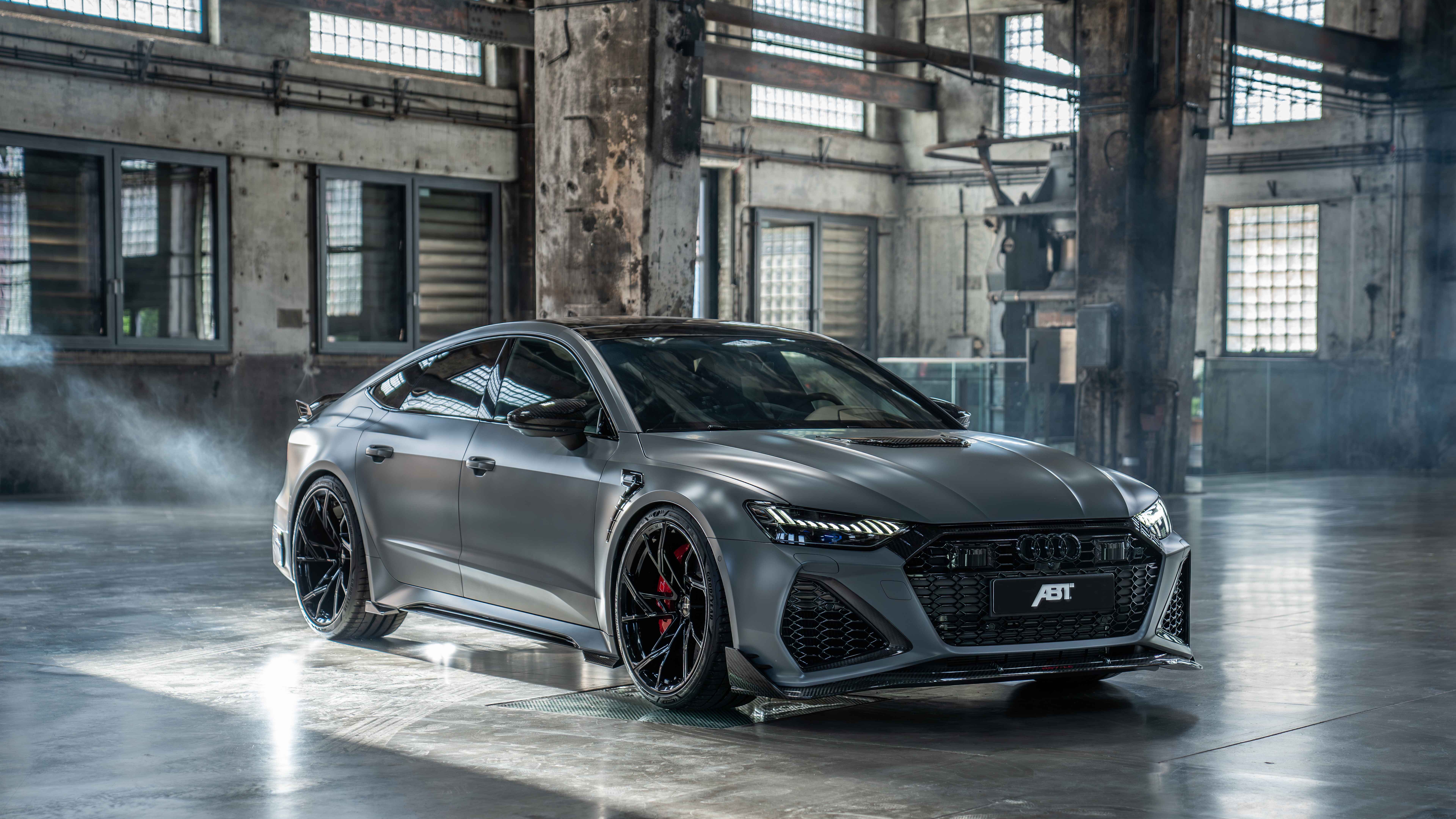 Высокопроизводительный седан Audi RS7 с элегантным металлическим кузовом и агрессивным дизайном передней решётки.