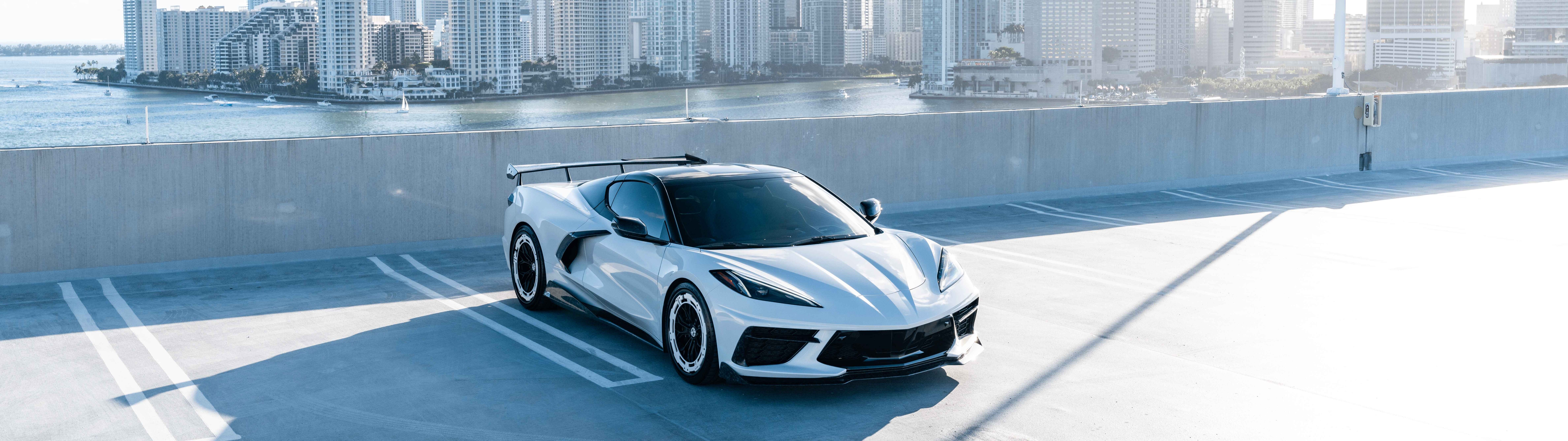Высокопроизводительный спортивный автомобиль Chevrolet Corvette C8 с современным аэродинамическим дизайном.