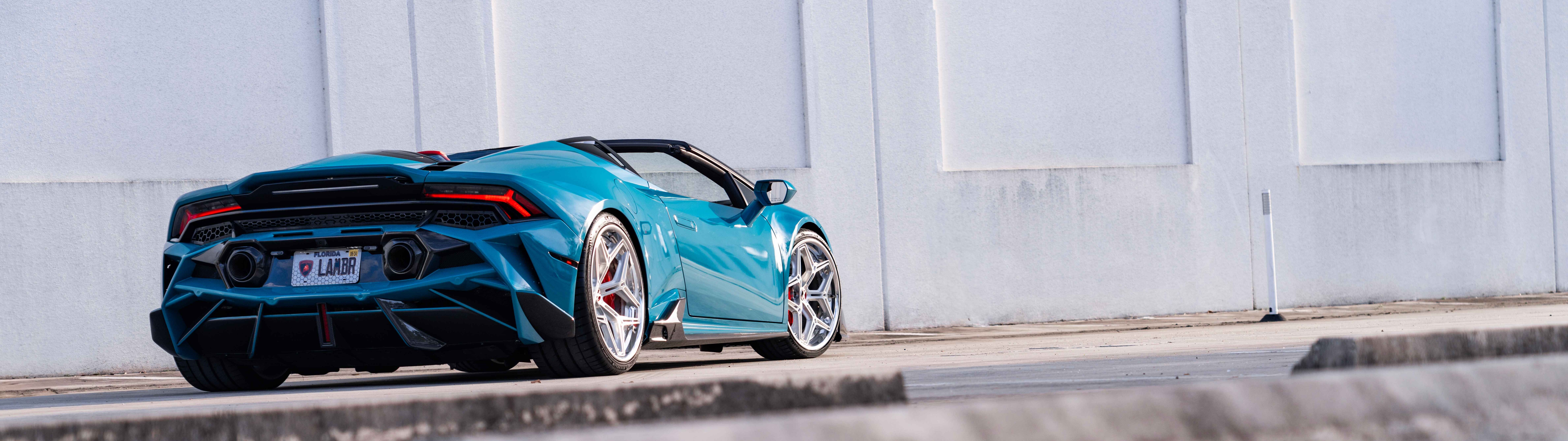 Подробный вид автомобиля Lamborghini Huracan Evo, демонстрирующий его культовый аэродинамичный кузов и элегантный силуэт суперкара.