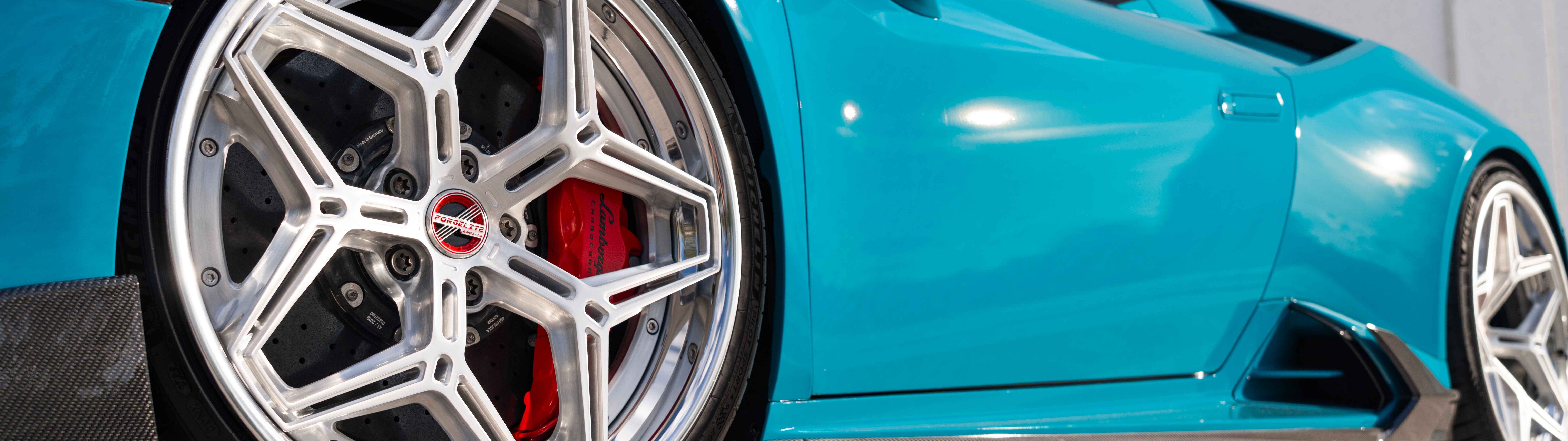 Подробный вид автомобиля Lamborghini Huracan Evo, демонстрирующий его аэродинамичный кузов и современный дизайн суперкара.