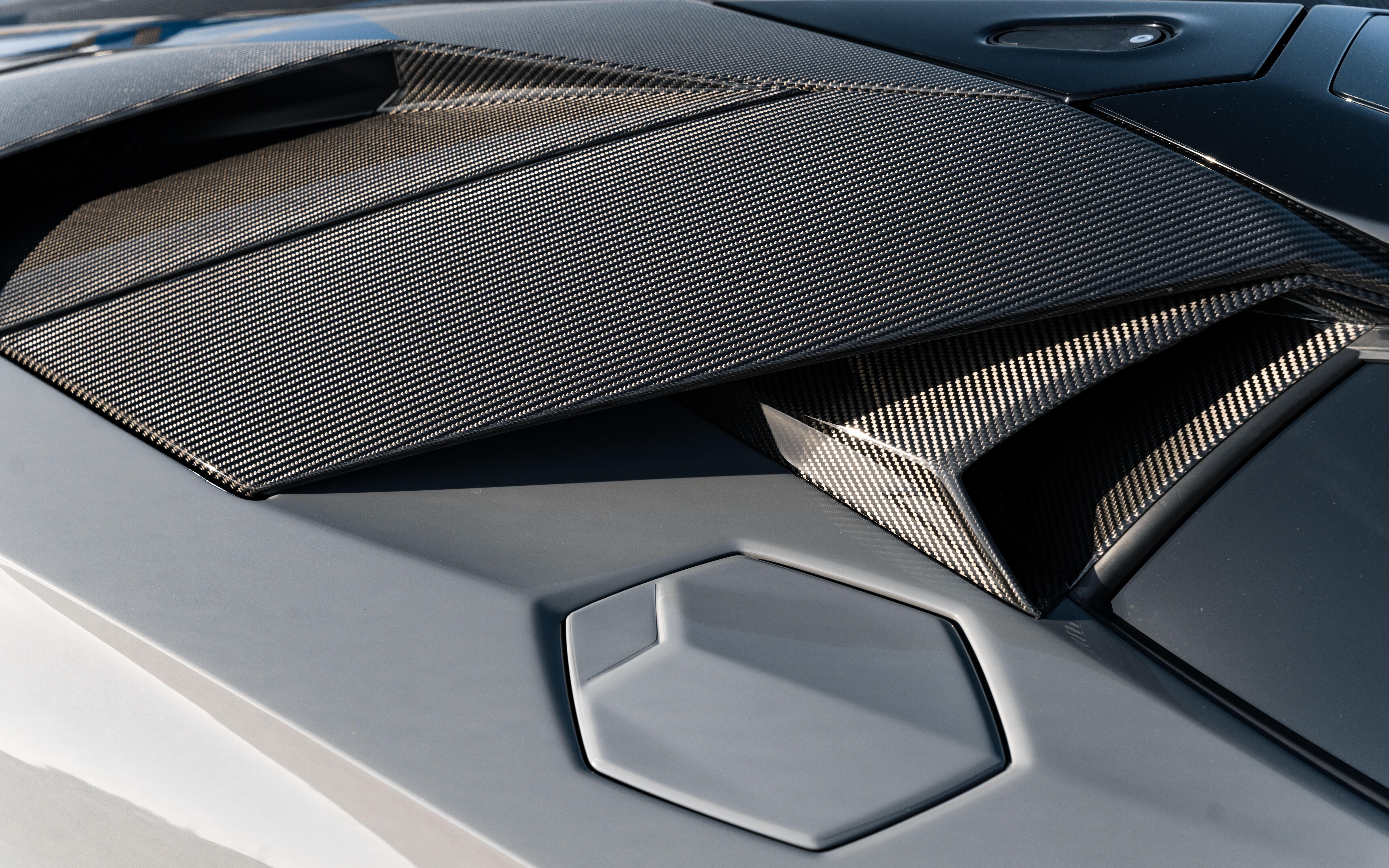 Высокопроизводительный спортивный автомобиль Lamborghini Huracán, отличающийся элегантными аэродинамическими линиями и внушительным дизайном.