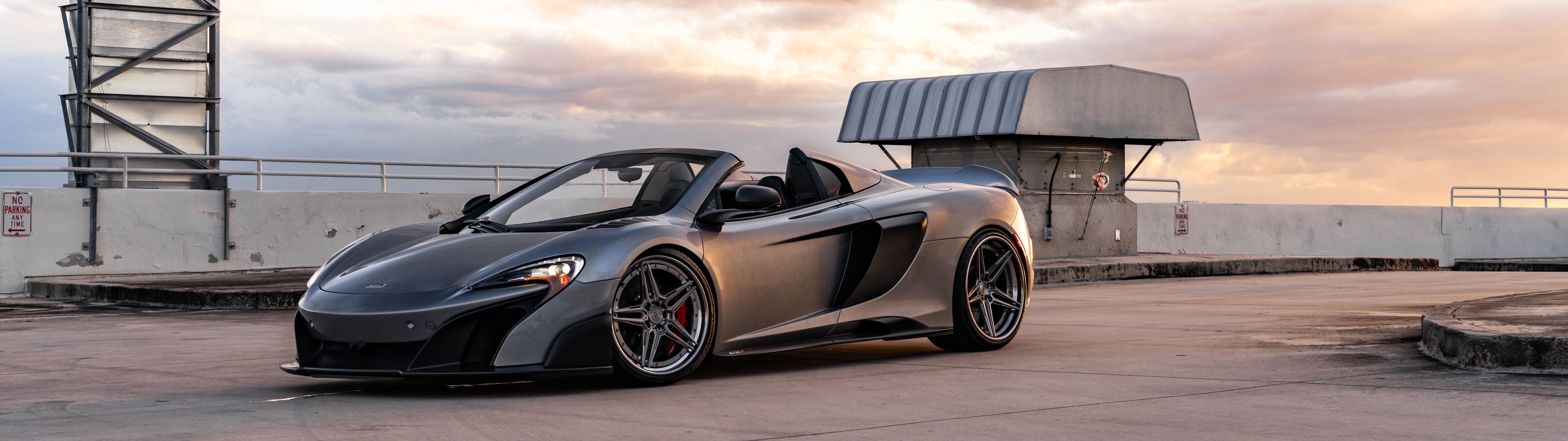 Изящный и аэродинамичный суперкар McLaren, запечатленный на фотографии с высокой степенью детализации.