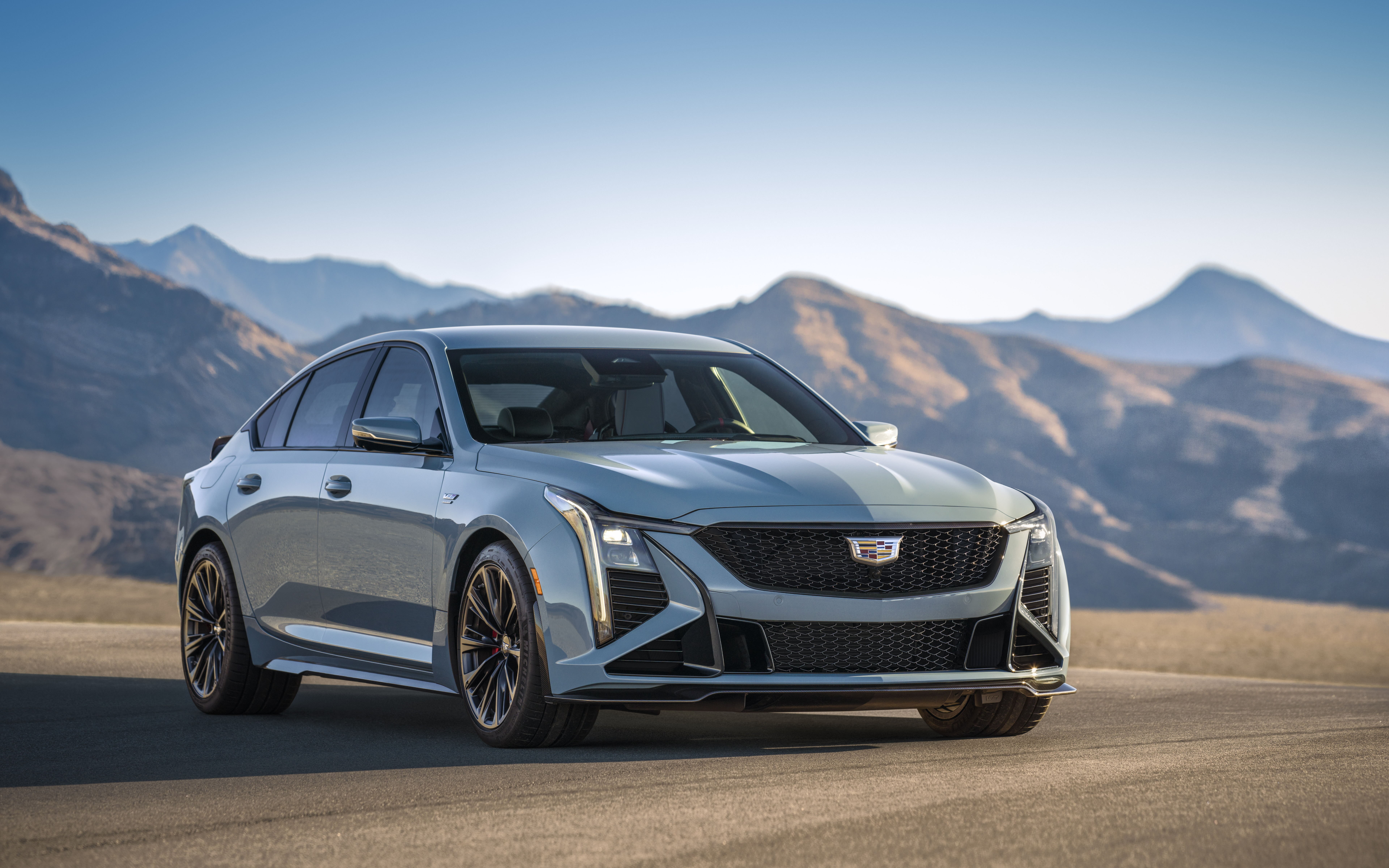 Подробный вид седана Cadillac CT5-V Blackwing, на котором акцентируется внимание на его современной решетке радиатора, фарах и роскошном автомобильном дизайне.