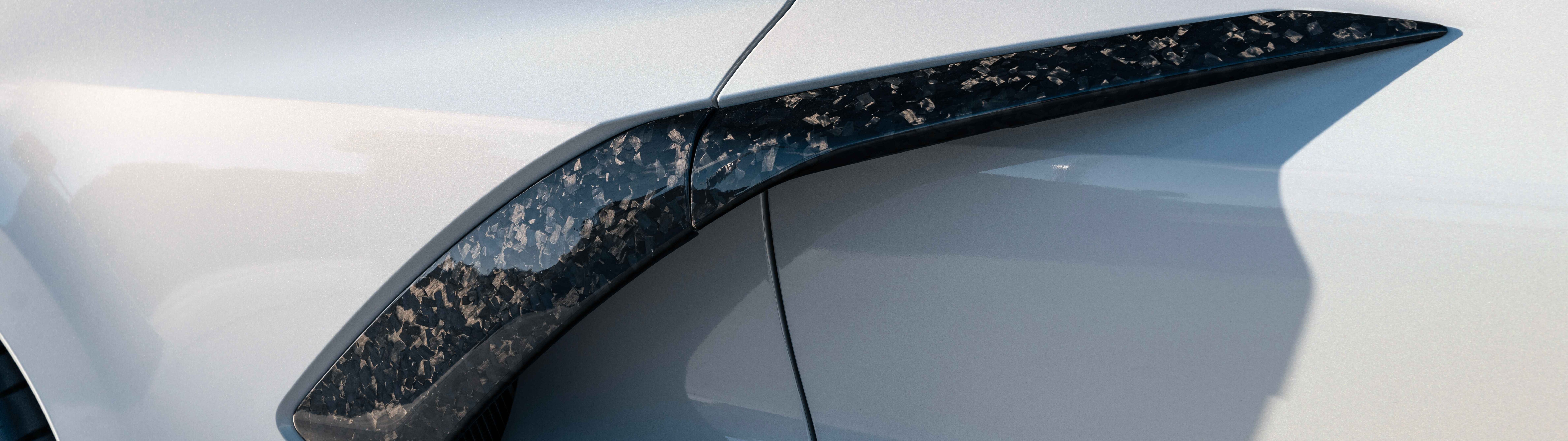 Элегантный и мощный спортивный автомобиль Chevrolet Corvette C8, демонстрирующий свой аэродинамичный дизайн.