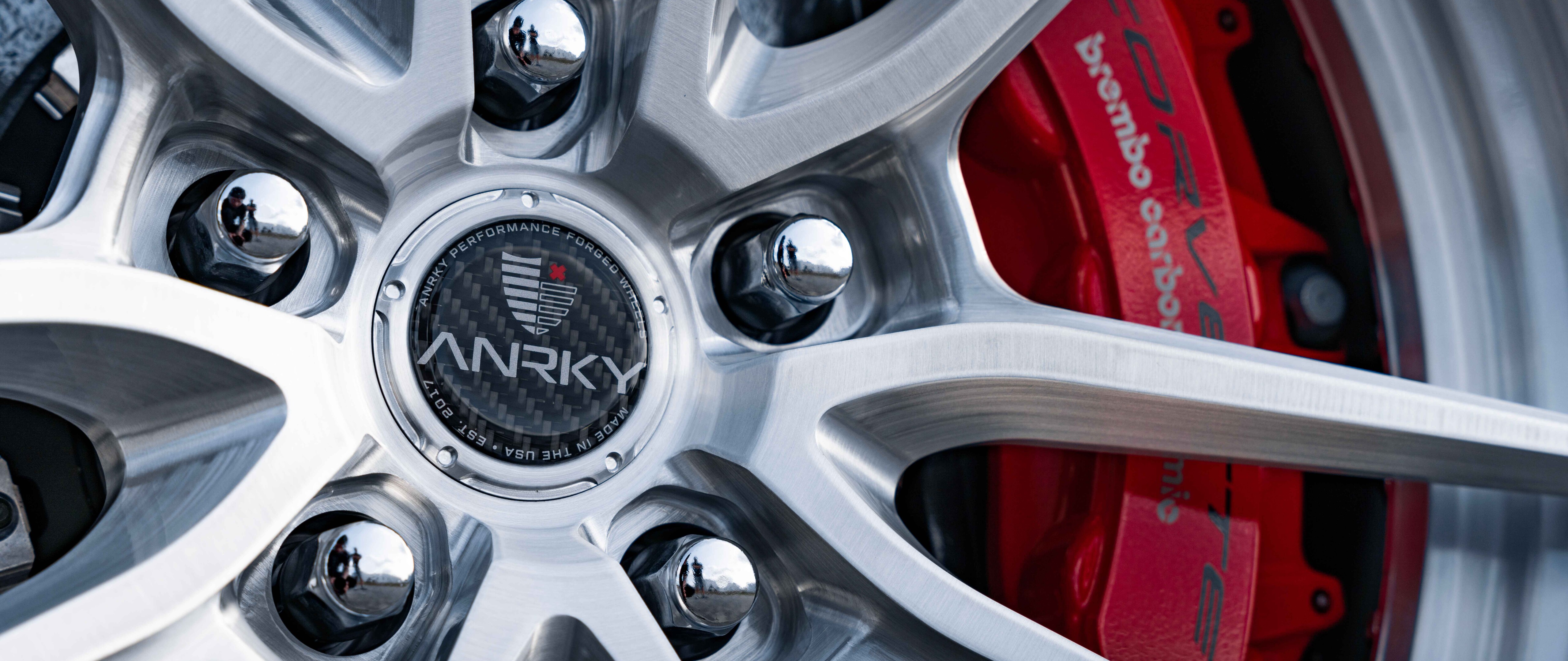 Элегантный и мощный спортивный автомобиль Chevrolet Corvette C8 с современным аэродинамичным дизайном.