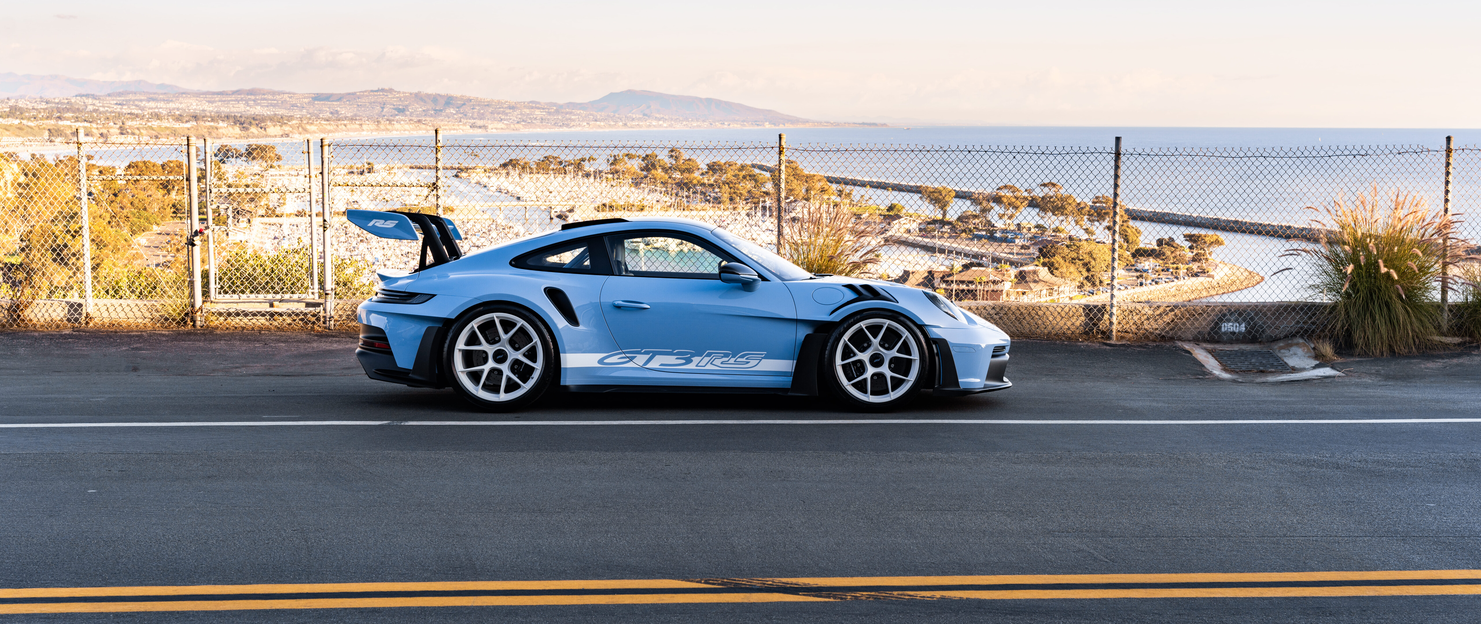 Элегантный и изящный спортивный автомобиль Porsche с современным аэродинамическим дизайном.