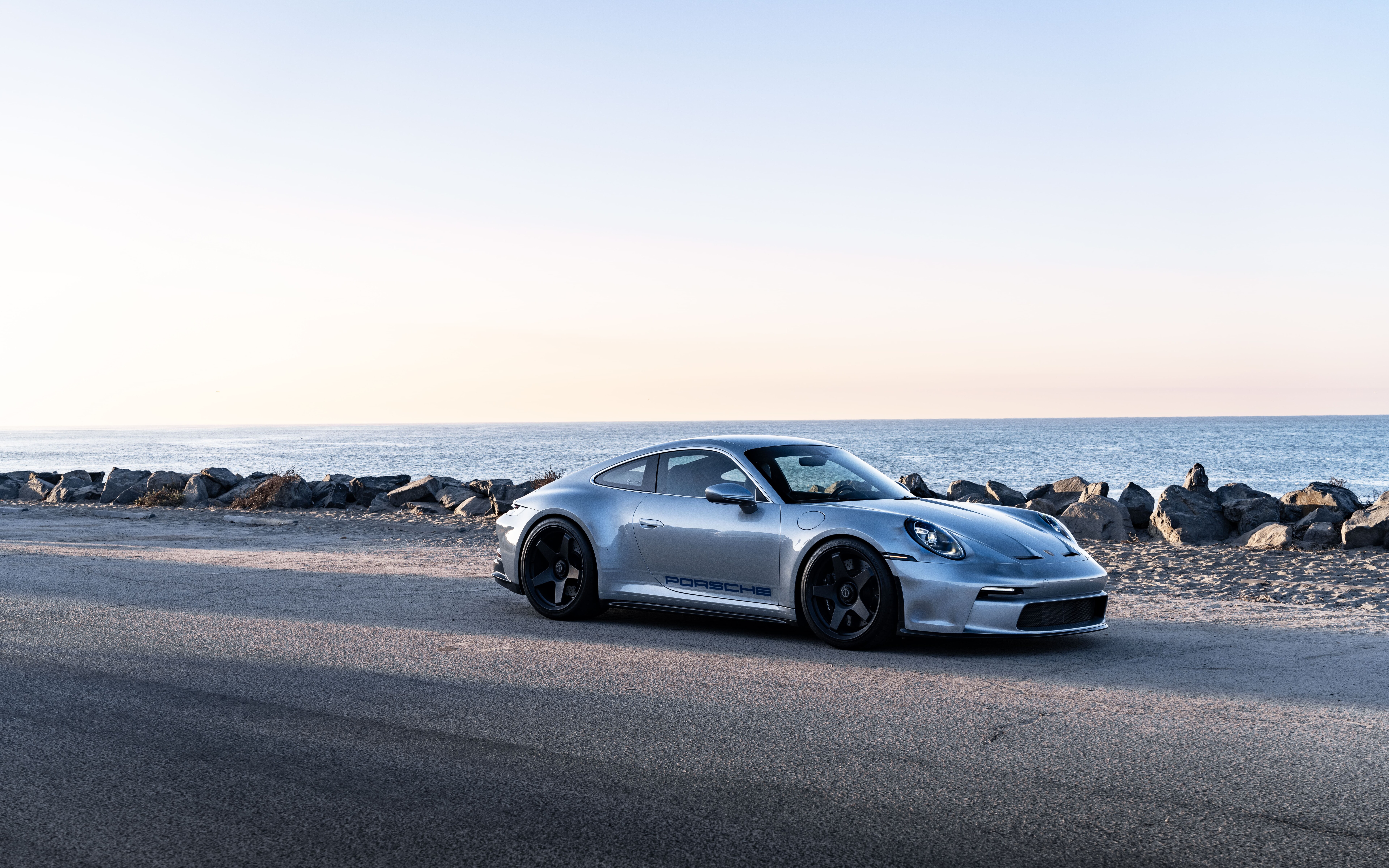 Крупный план спортивного автомобиля Porsche GT3 RS, сделанный в высоком разрешении.