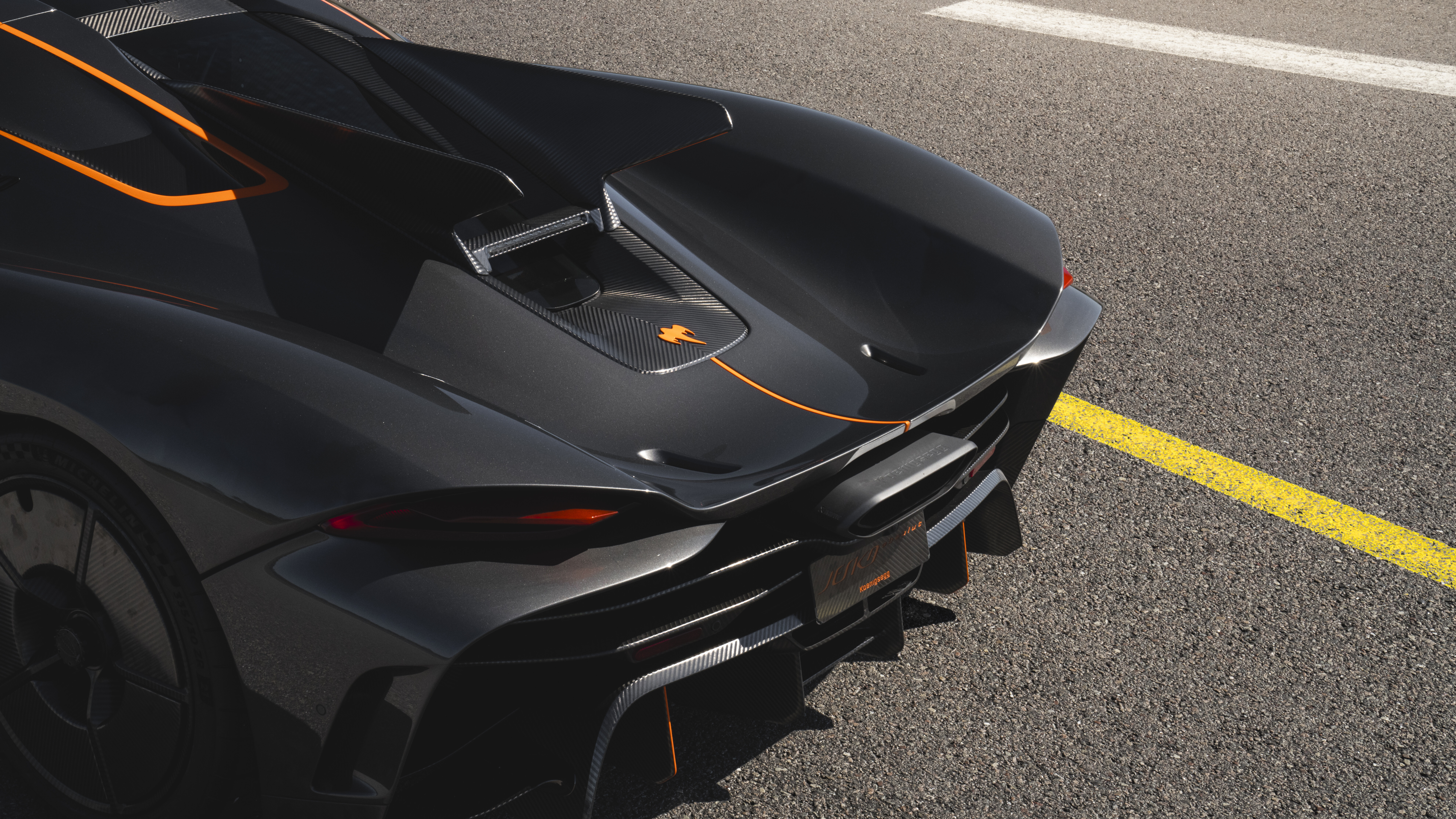 Элегантный и аэродинамичный гиперкар Koenigsegg Jesko Absolut в динамичной обстановке.