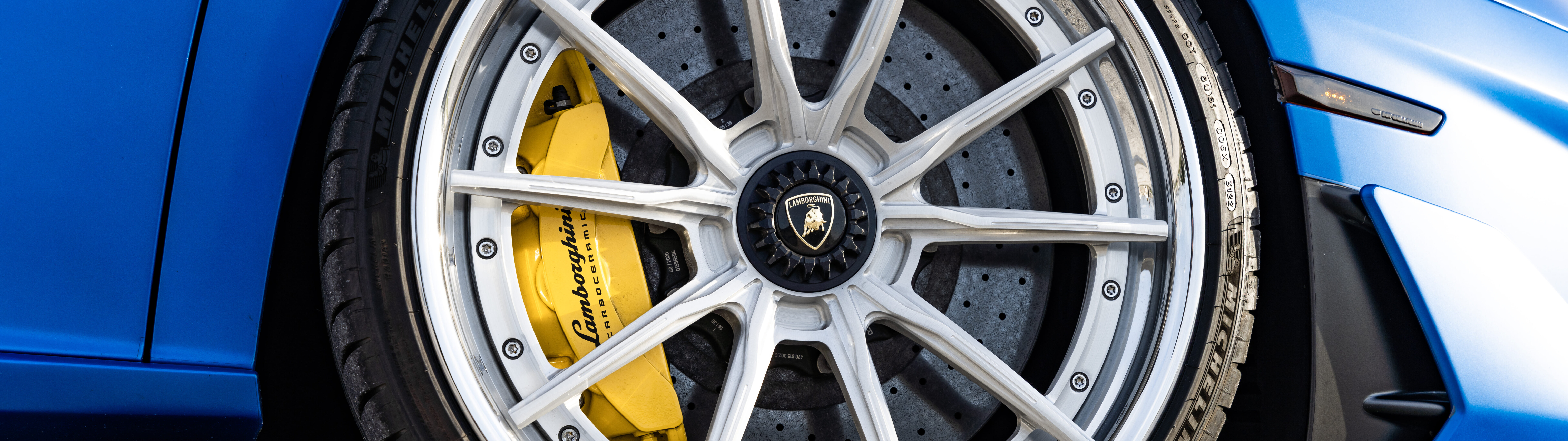 Высокопроизводительный суперкар Lamborghini Aventador SVJ с элегантным дизайном и агрессивной аэродинамикой.