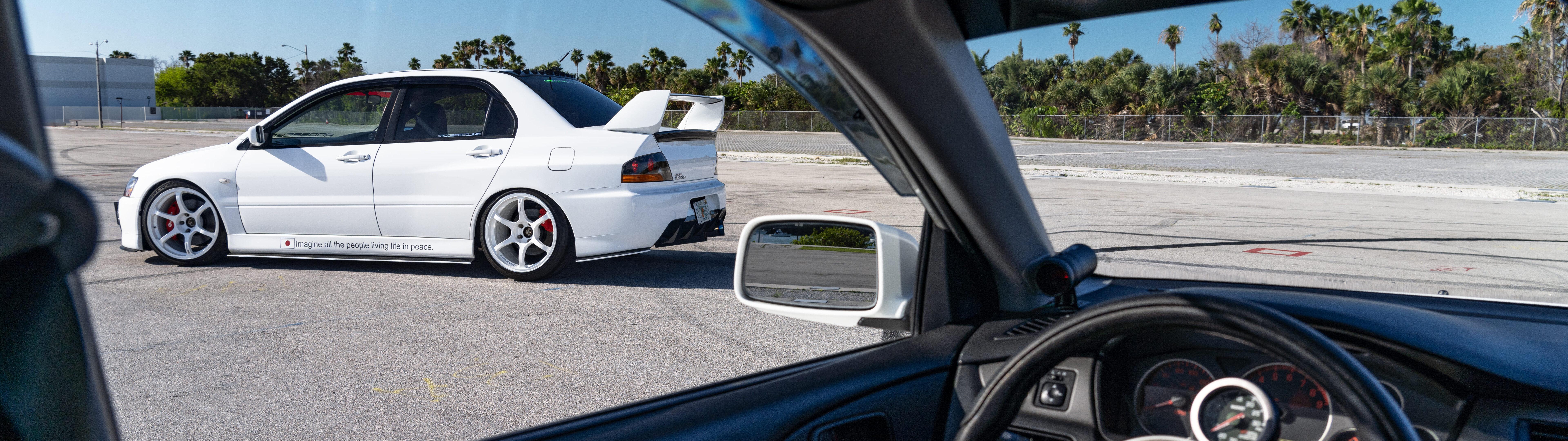 Подробный вид спортивного автомобиля Mitsubishi Lancer Evolution IX.