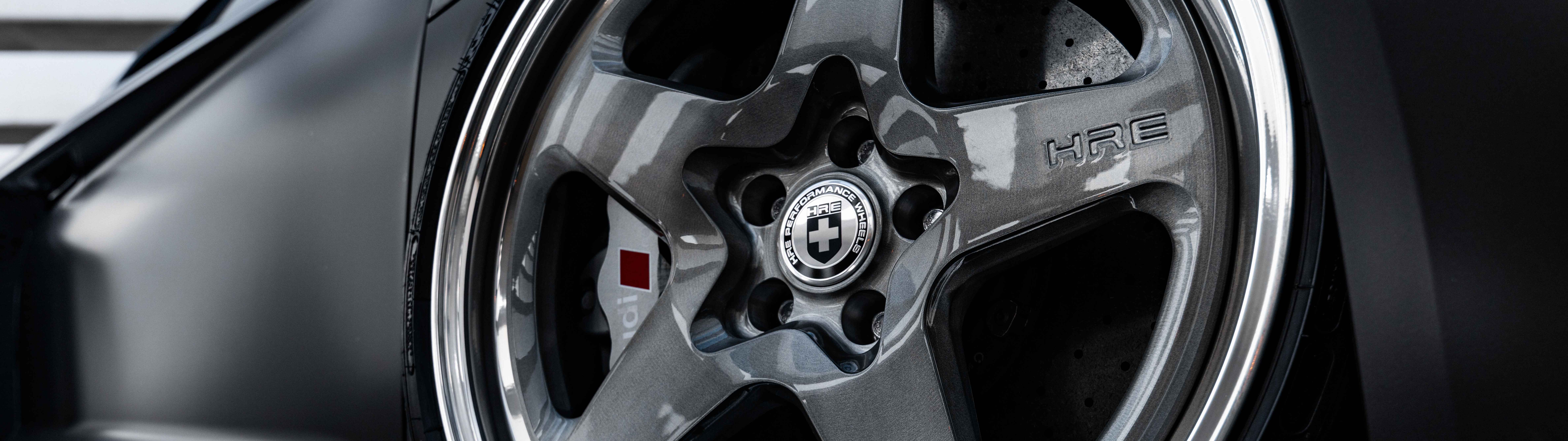 Профессиональная крупная фотография элегантного роскошного седана Audi с полированной металлической отделкой.