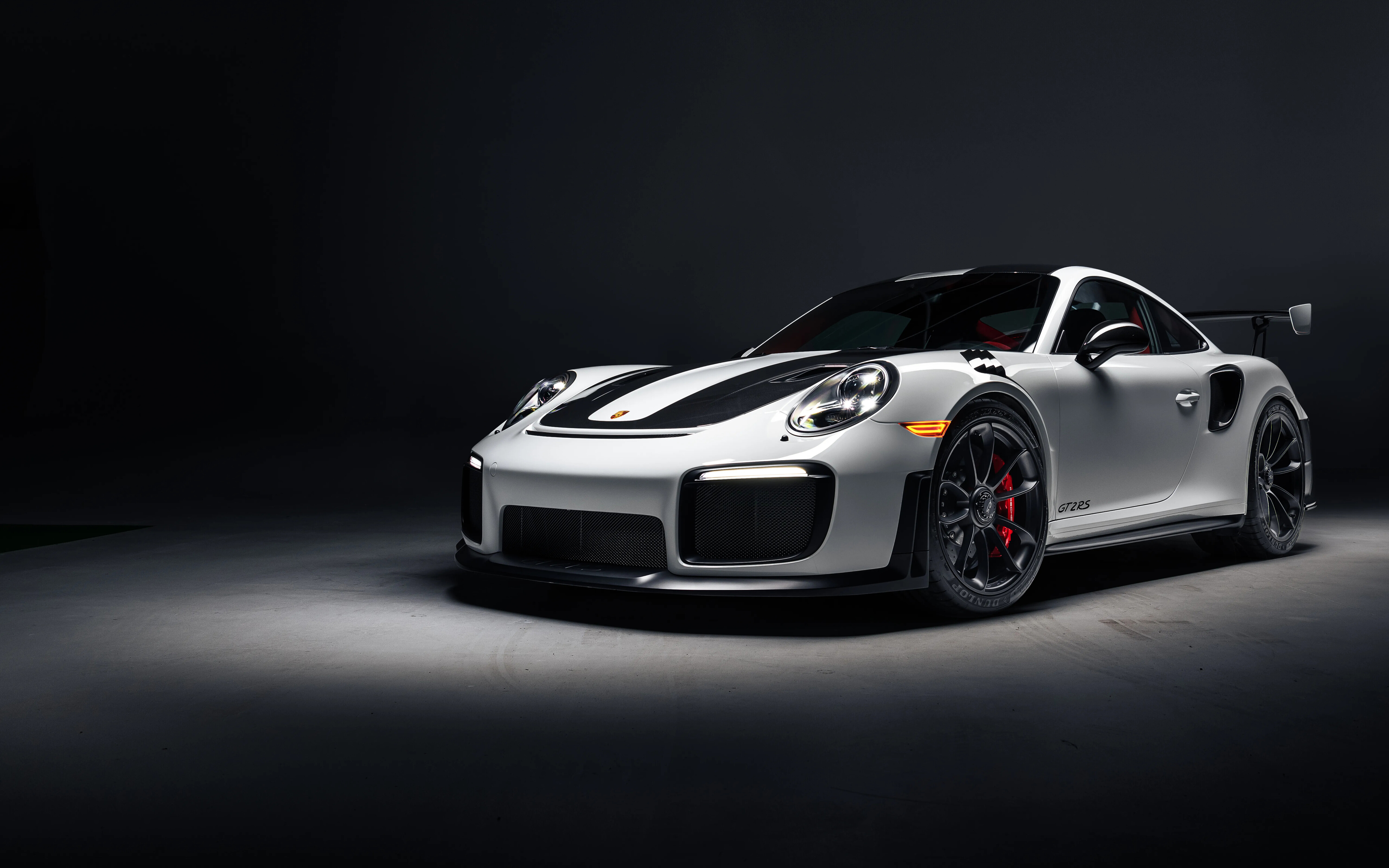 Высокопроизводительный спортивный автомобиль Porsche 911 GT2 RS Weissach с агрессивным аэродинамическим дизайном.