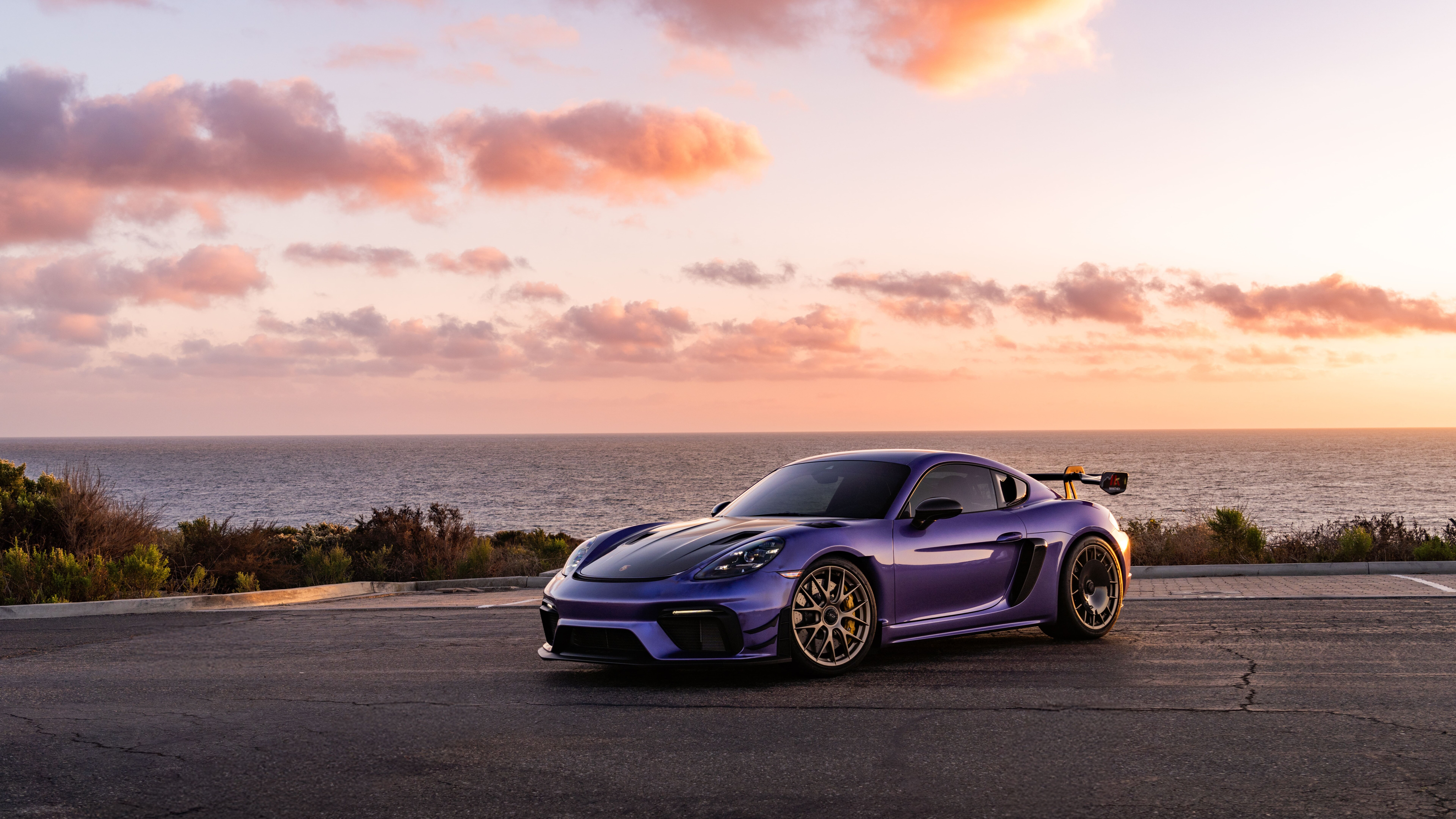 Высокопроизводительный спортивный автомобиль Porsche GT3 RS, запечатленный в мельчайших деталях.