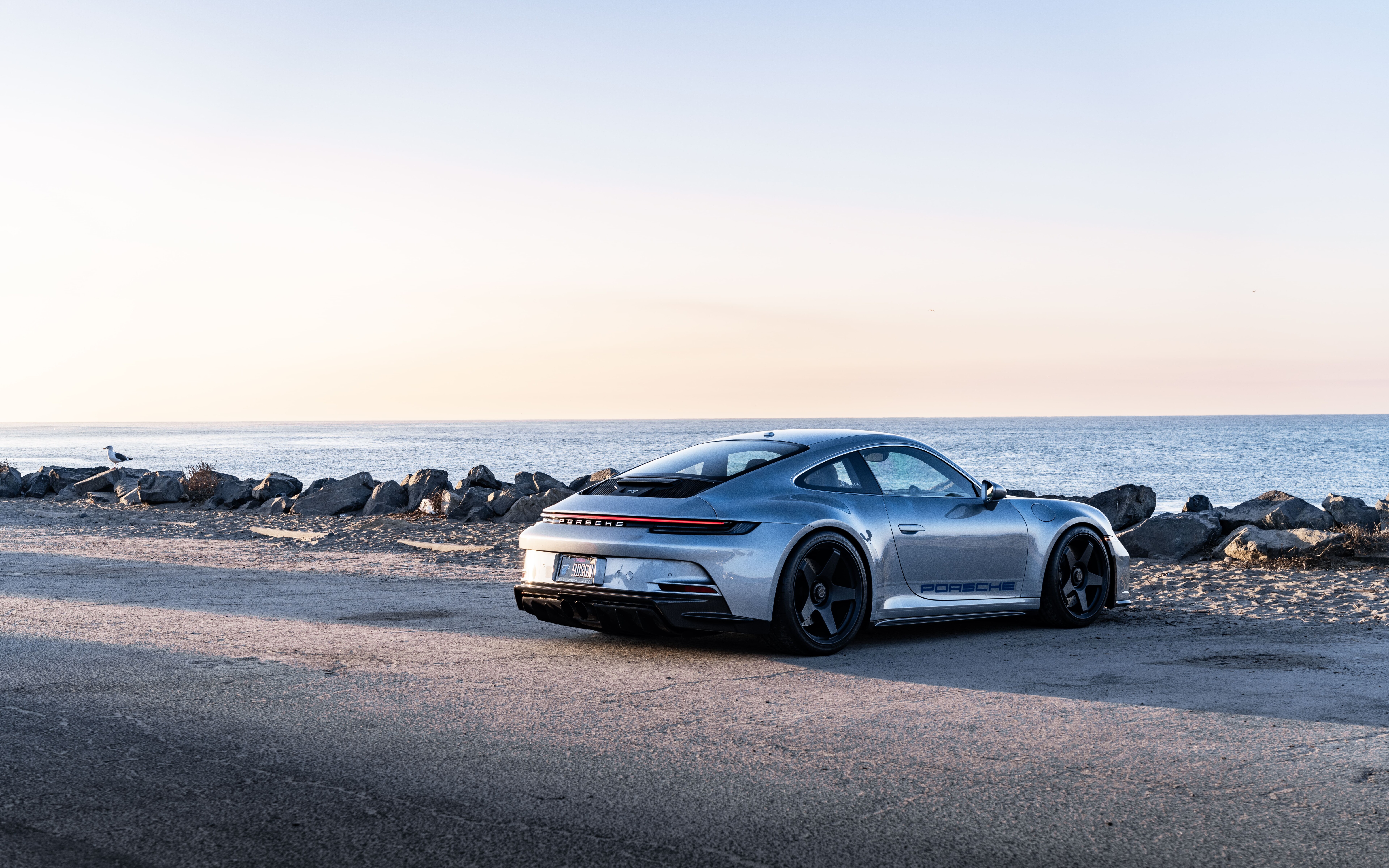 Высокопроизводительный спортивный автомобиль Porsche GT3 RS с аэродинамичным дизайном.