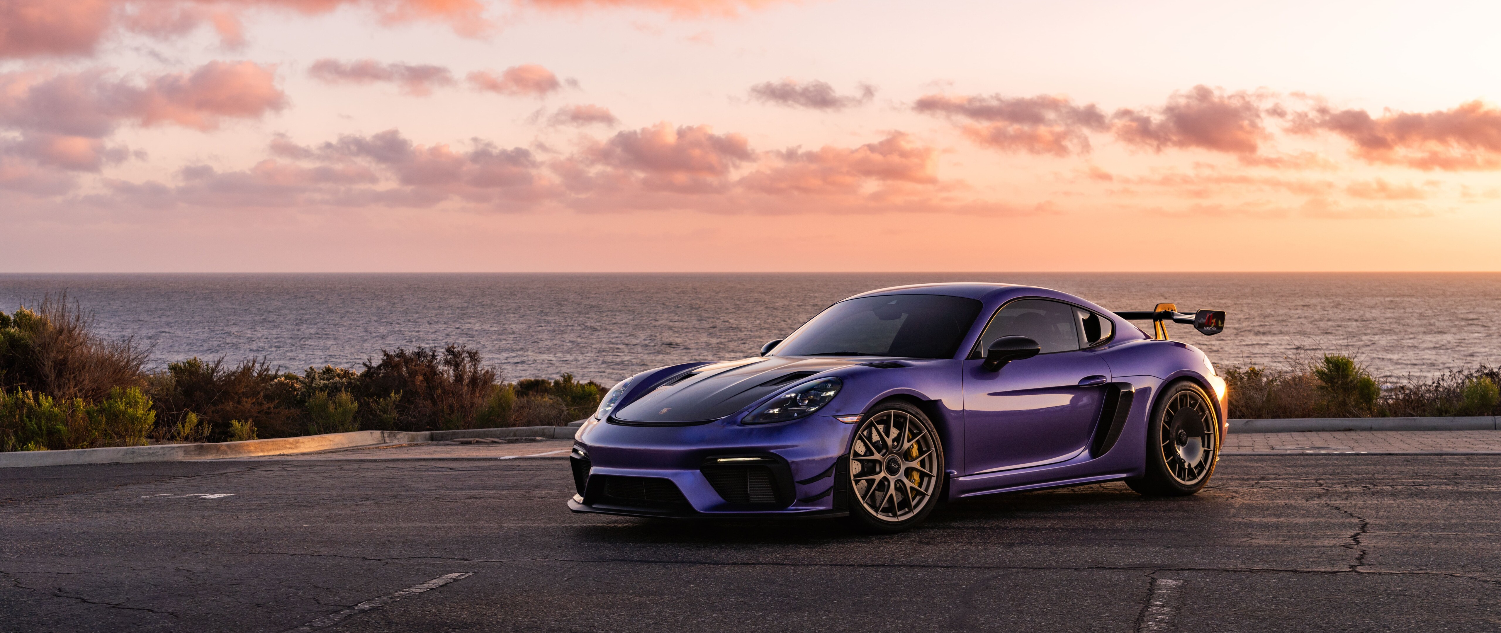 Элегантный и мощный спортивный автомобиль Porsche GT3 RS с агрессивным аэродинамическим обвесом.