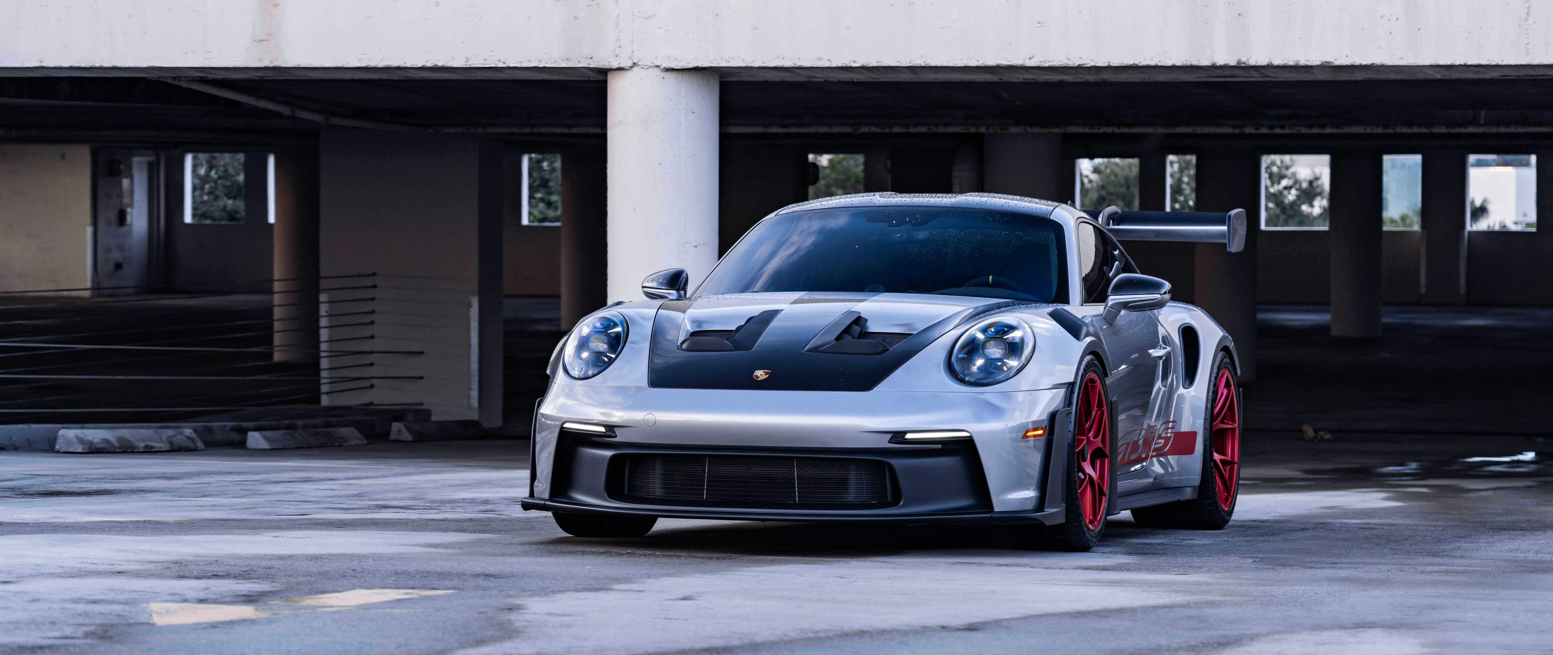 Элегантный и мощный Porsche GT3 RS, демонстрирующий свои аэродинамичные формы и узнаваемый дизайн.