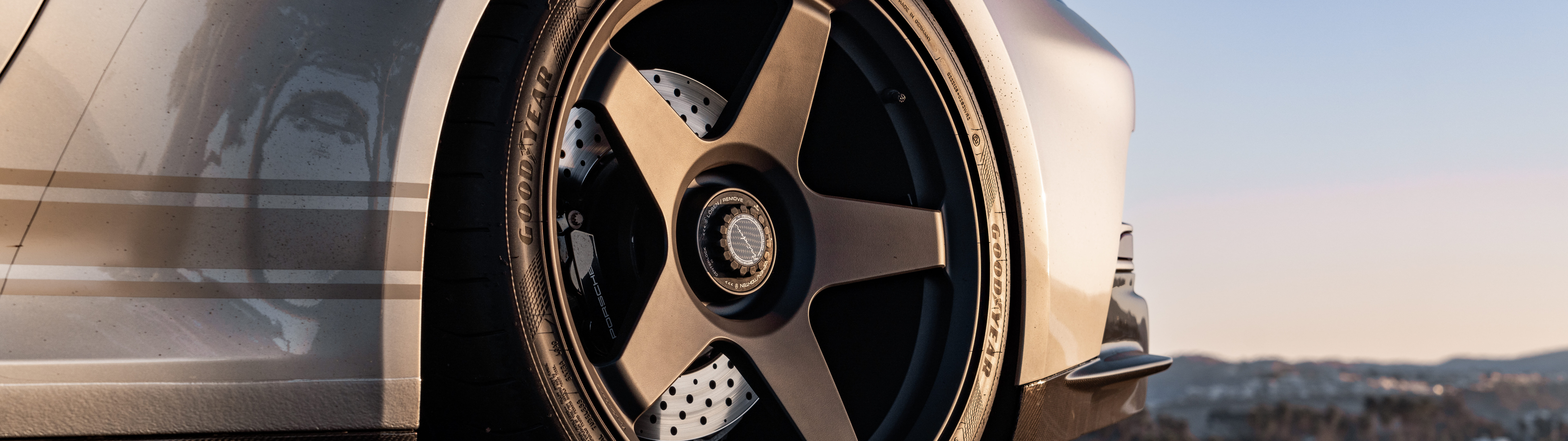 Высокопроизводительный спортивный автомобиль Porsche GT3 RS с агрессивным аэродинамическим дизайном.