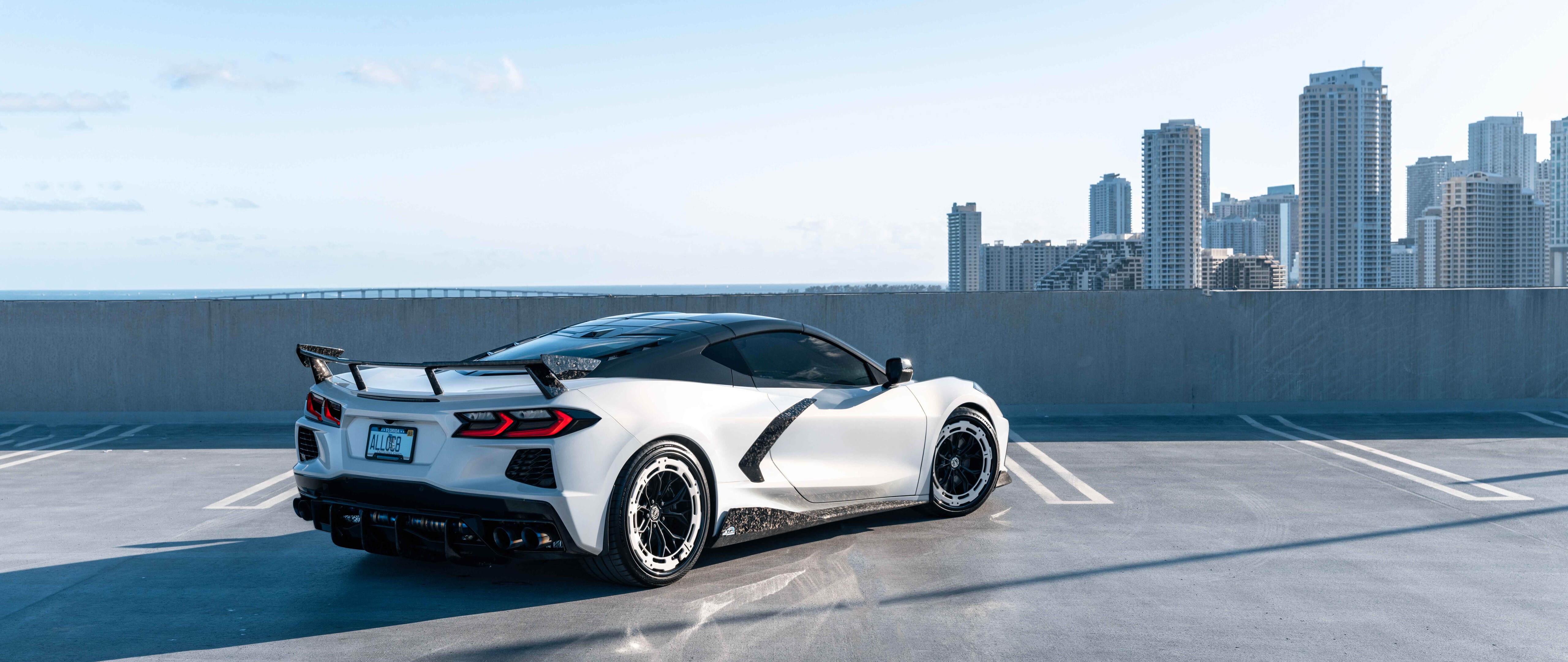 Подробный вид спортивного автомобиля Chevrolet Corvette C8, демонстрирующий его аэродинамичный кузов и современный дизайн.