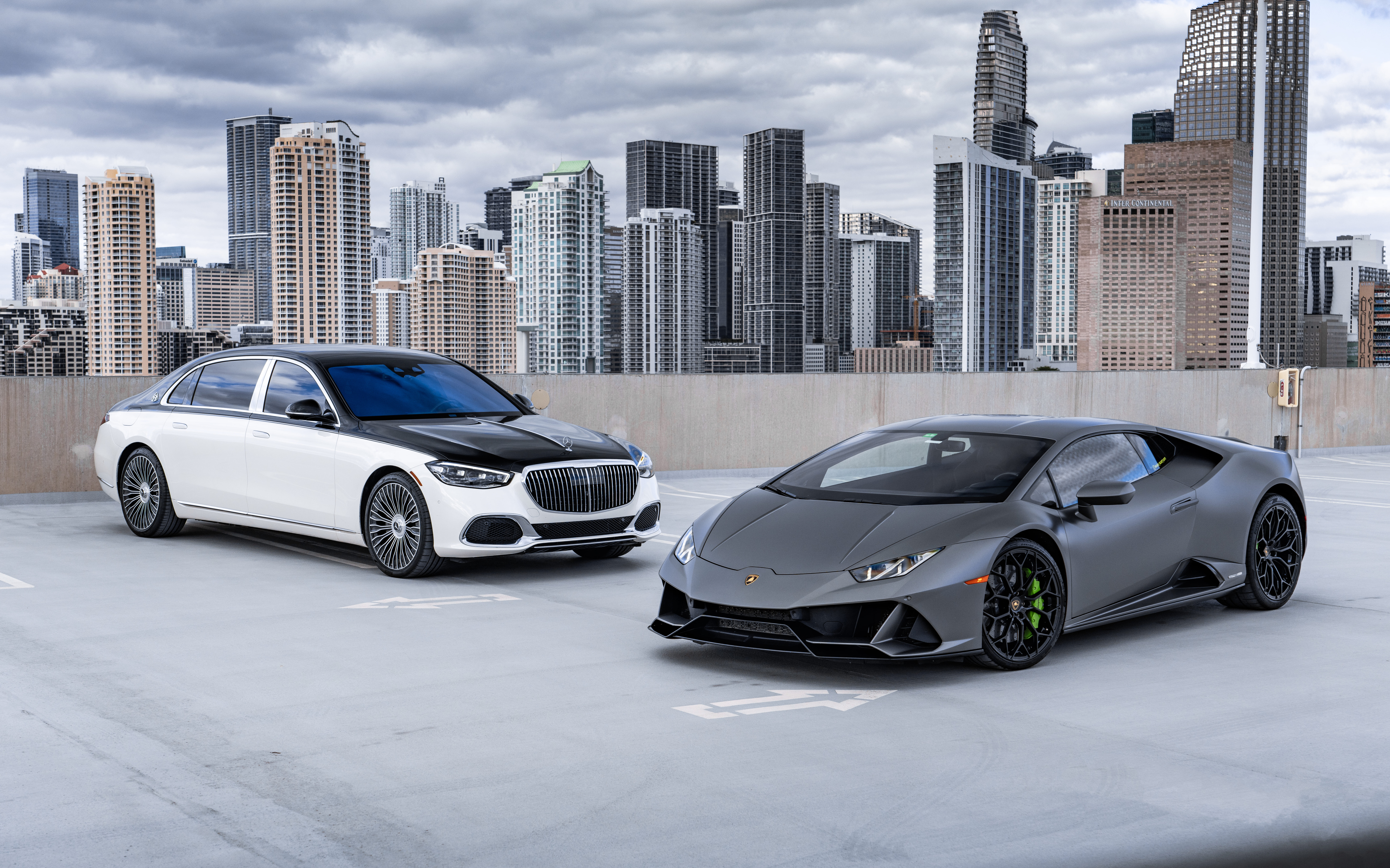 Подробный вид роскошного суперкара Lamborghini Huracan, демонстрирующий его аэродинамичный кузов и элегантный дизайн.