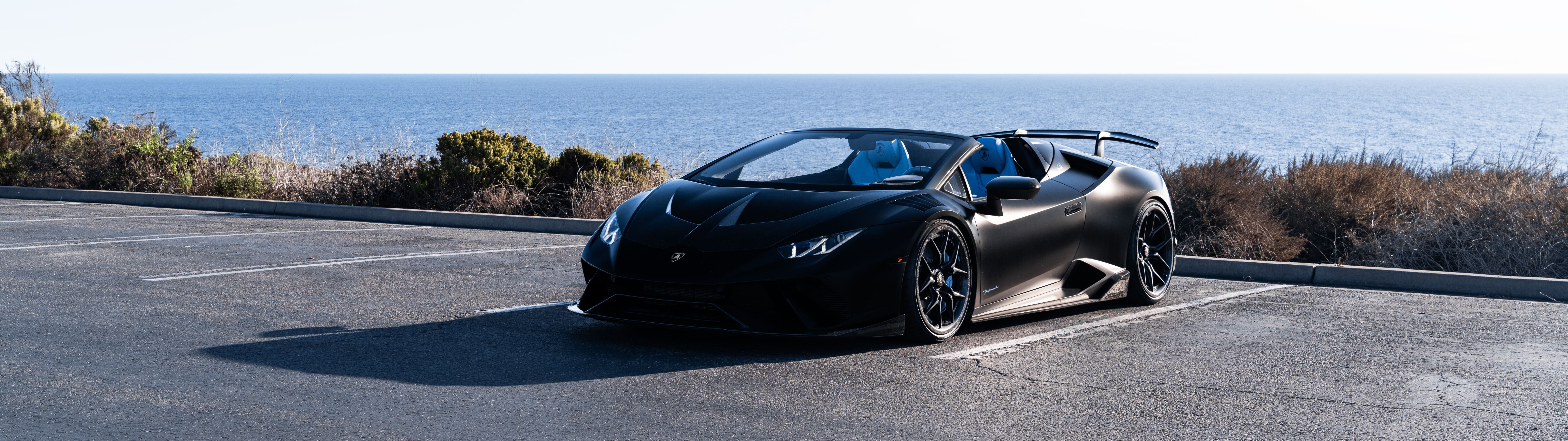 На фотографии запечатлен мощный суперкар Lamborghini Huracán в динамичной позе.