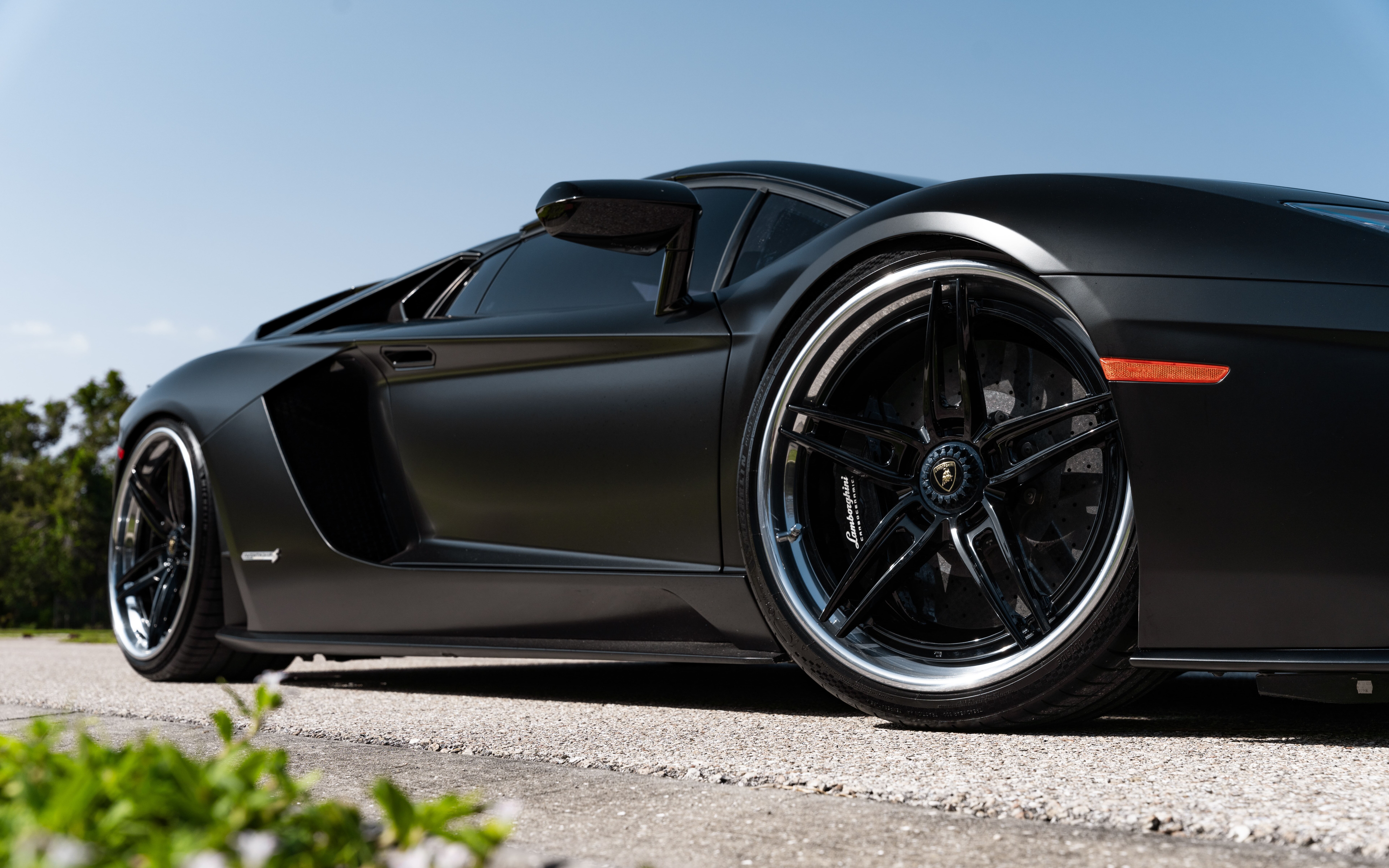 Фотография в высоком разрешении роскошного суперкара Lamborghini с обтекаемым, аэродинамичным дизайном и отполированным кузовом.