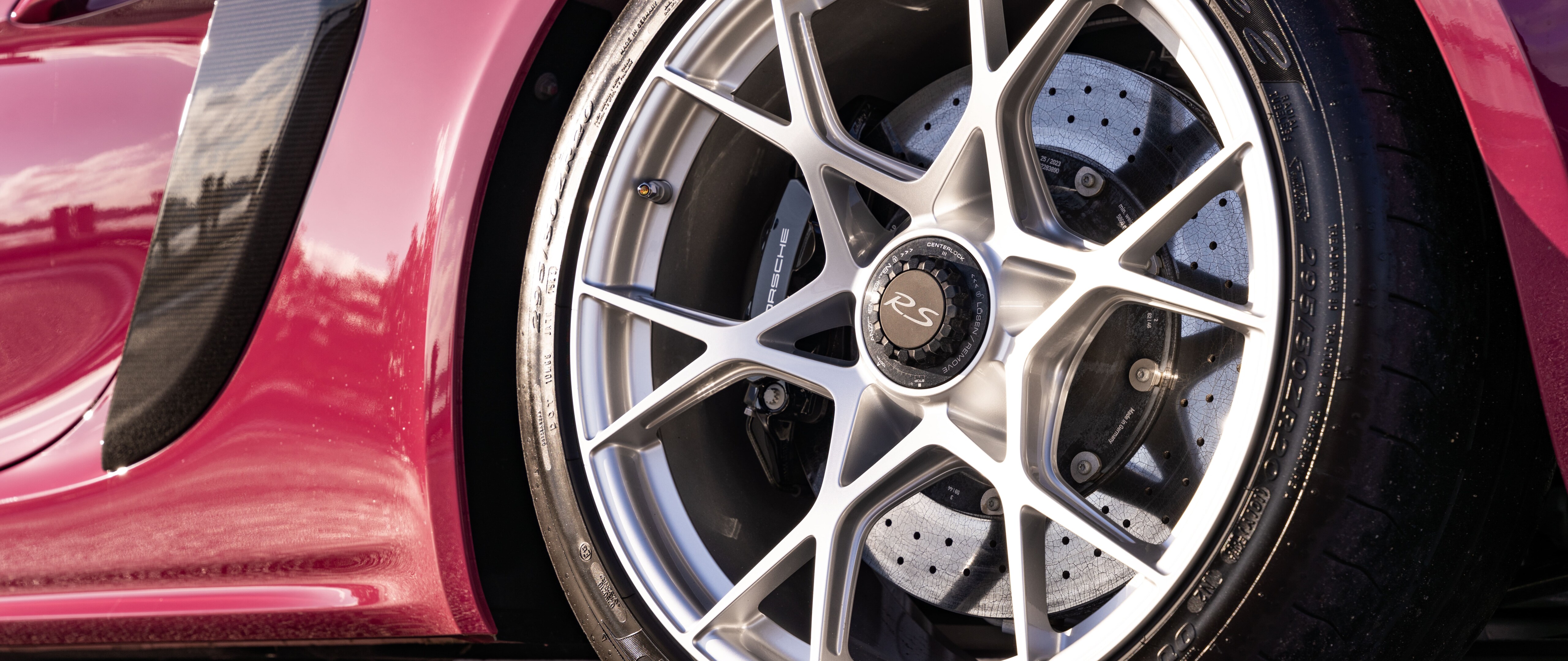 Элегантный, высокопроизводительный спортивный автомобиль Porsche, запечатленный в великолепном освещении.