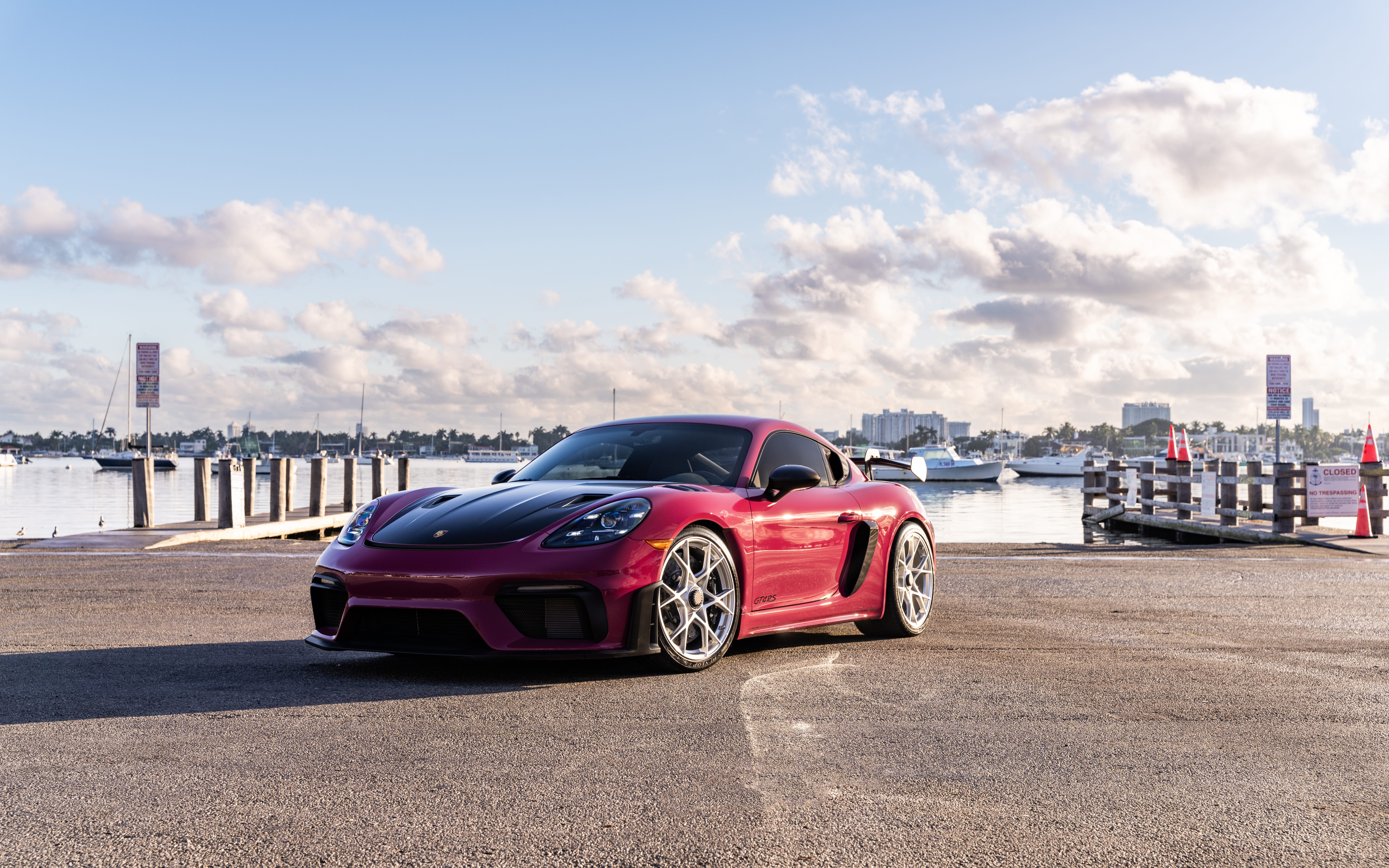 Крупный план высокопроизводительного спортивного автомобиля Porsche, демонстрирующий его роскошный дизайн и безупречную отделку кузова.