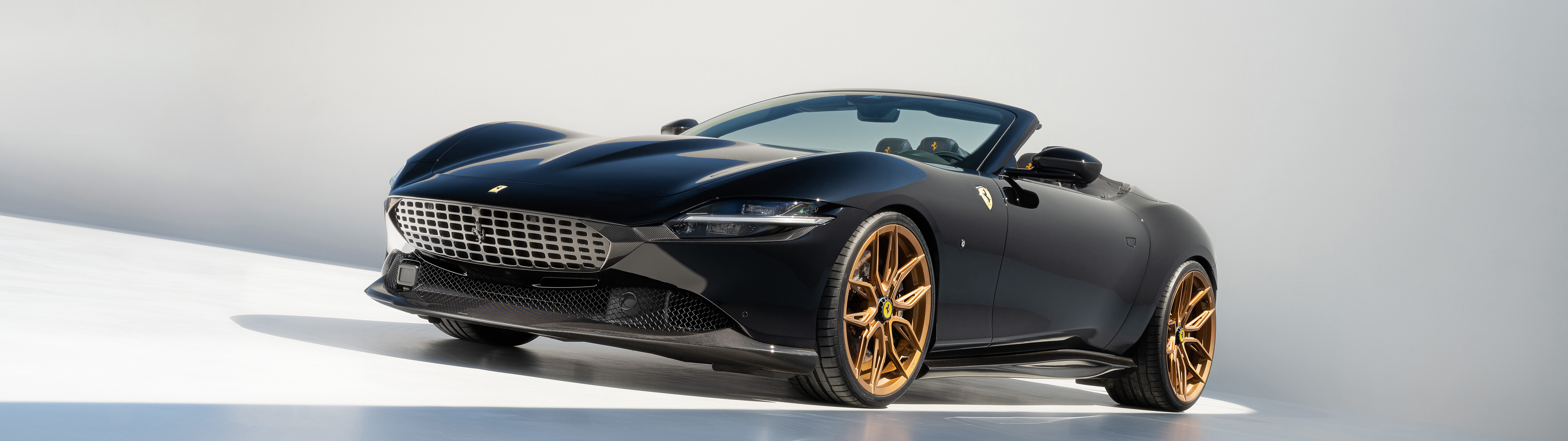 Изысканный и элегантный спортивный автомобиль Ferrari Roma класса люкс, отличающийся обтекаемыми формами и высококачественной отделкой.